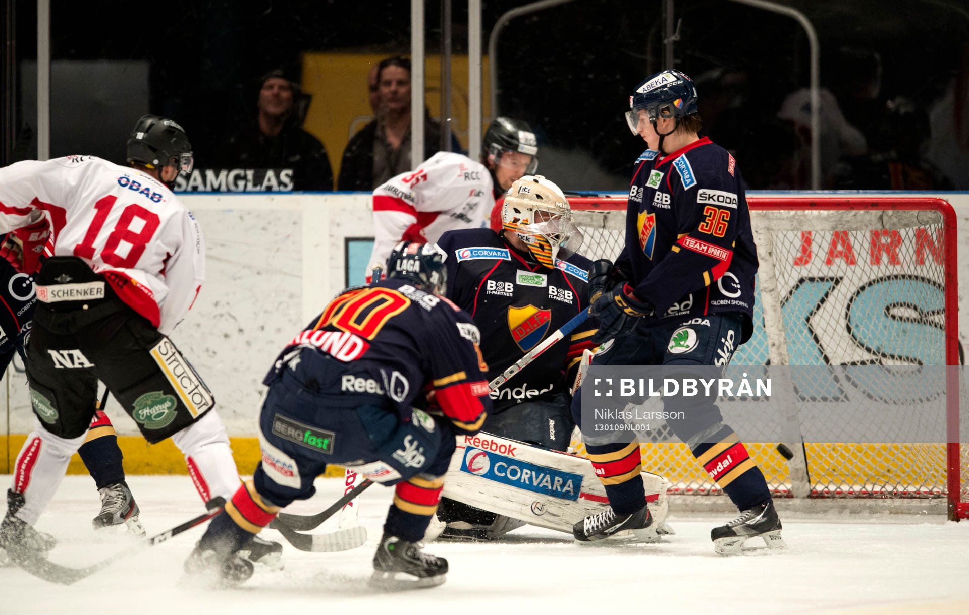 Jared Aulin, Örebro gör 1-1 målet bakom Chet Pickard,