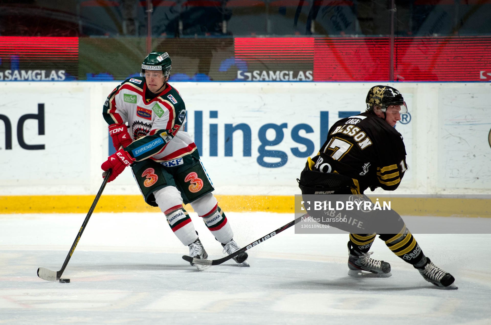 Fredrik Carlsson, AIK blir bortfintad av Mats Rosseli