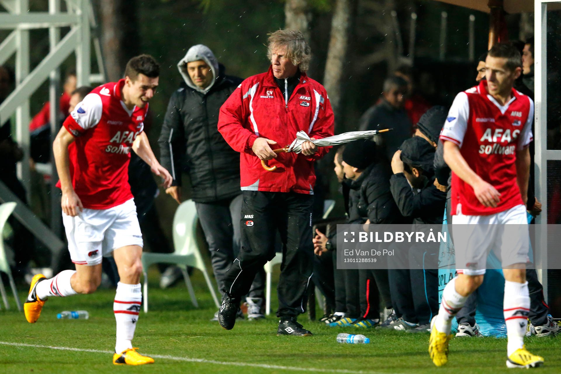  BELEK - 12-01-2013 - voetbal - Genclerbirligi - AZ, trainingskamp AZ in Turkije dag 7, 1-1, wedstrijd wordt gestaakt vanwege hevig onweer en lichtmasten die uitvielen, AZ speler Nick Viergever (l), AZ trainer Gertjan Verbeek (m) en AZ speler Donny Gorter (r) rennen van het veld.