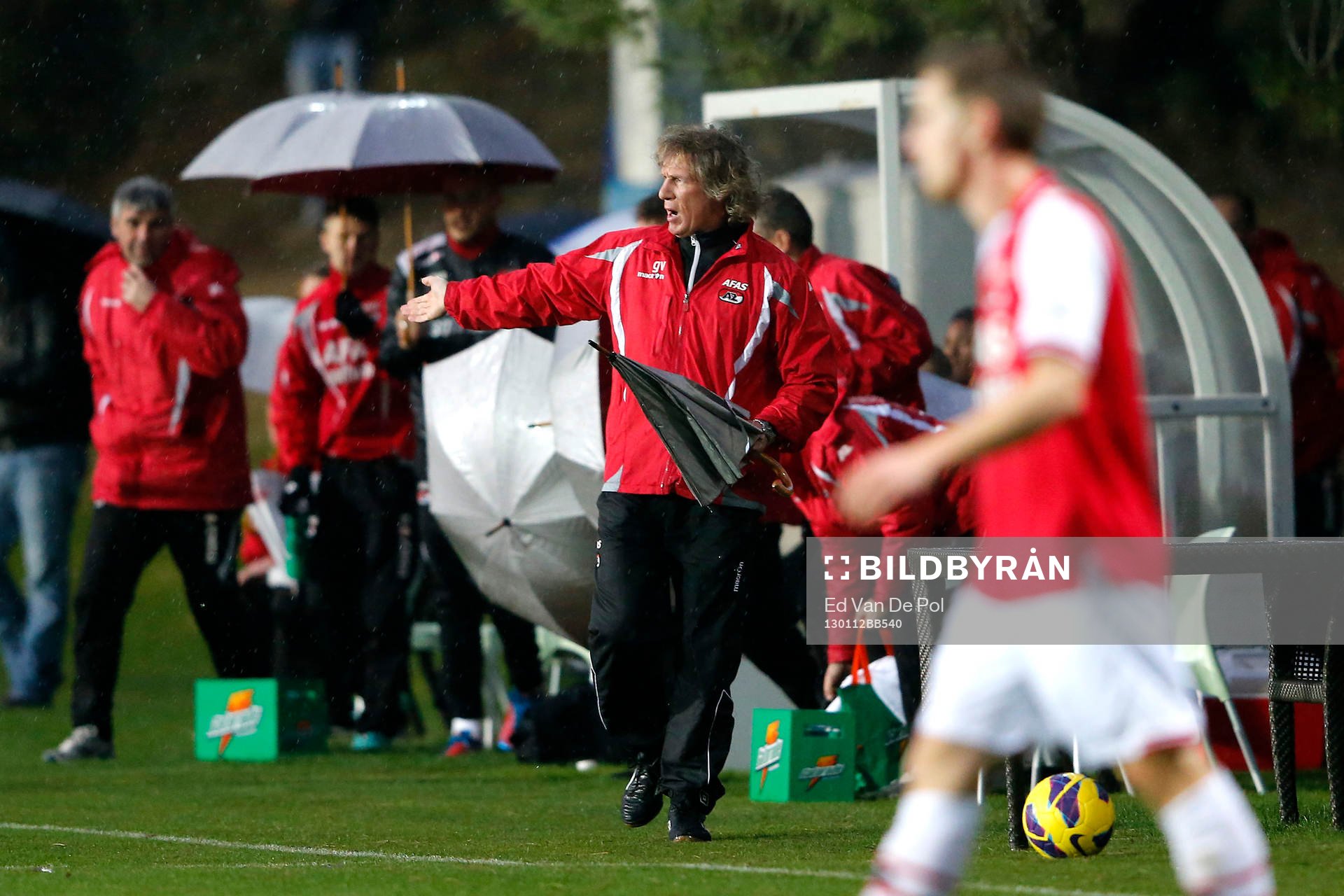  BELEK - 12-01-2013 - voetbal - Genclerbirligi - AZ, trainingskamp AZ in Turkije dag 7, 1-1, wedstrijd wordt gestaakt vanwege hevig onweer en lichtmasten die uitvielen, AZ trainer Gertjan Verbeek (m) en AZ speler Donny Gorter (r).