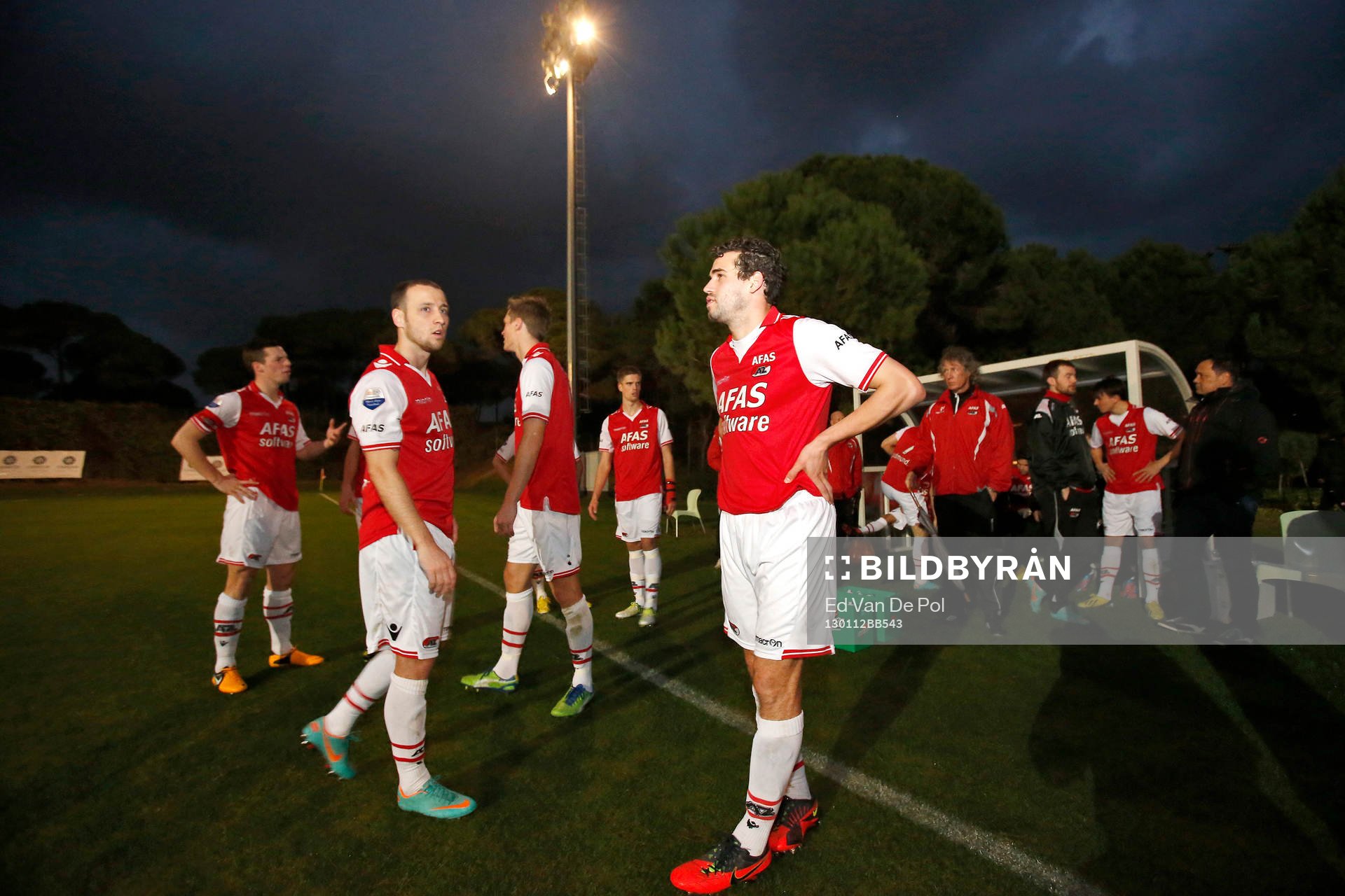 BELEK - 12-01-2013 - voetbal - Genclerbirligi - AZ, trainingskamp AZ in Turkije dag 7, 1-1, vanwege hevig onweer en uitvallende lichtmasten werd de wedstrijd gestaakt, AZ speler Dirk Marcellis (m), AZ speler Roy Beerens (2vl), AZ speler Nick Viergever (l), AZ trainer Gertjan Verbeek (3vr).