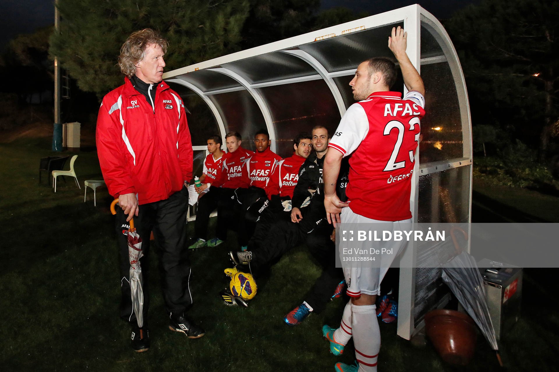  BELEK - 12-01-2013 - voetbal - Genclerbirligi - AZ, trainingskamp AZ in Turkije dag 7, 1-1, vanwege hevig onweer en uitvallende lichtmasten werd de wedstrijd gestaakt, AZ speler Roy Beerens (r), AZ trainer Gertjan Verbeek (l).