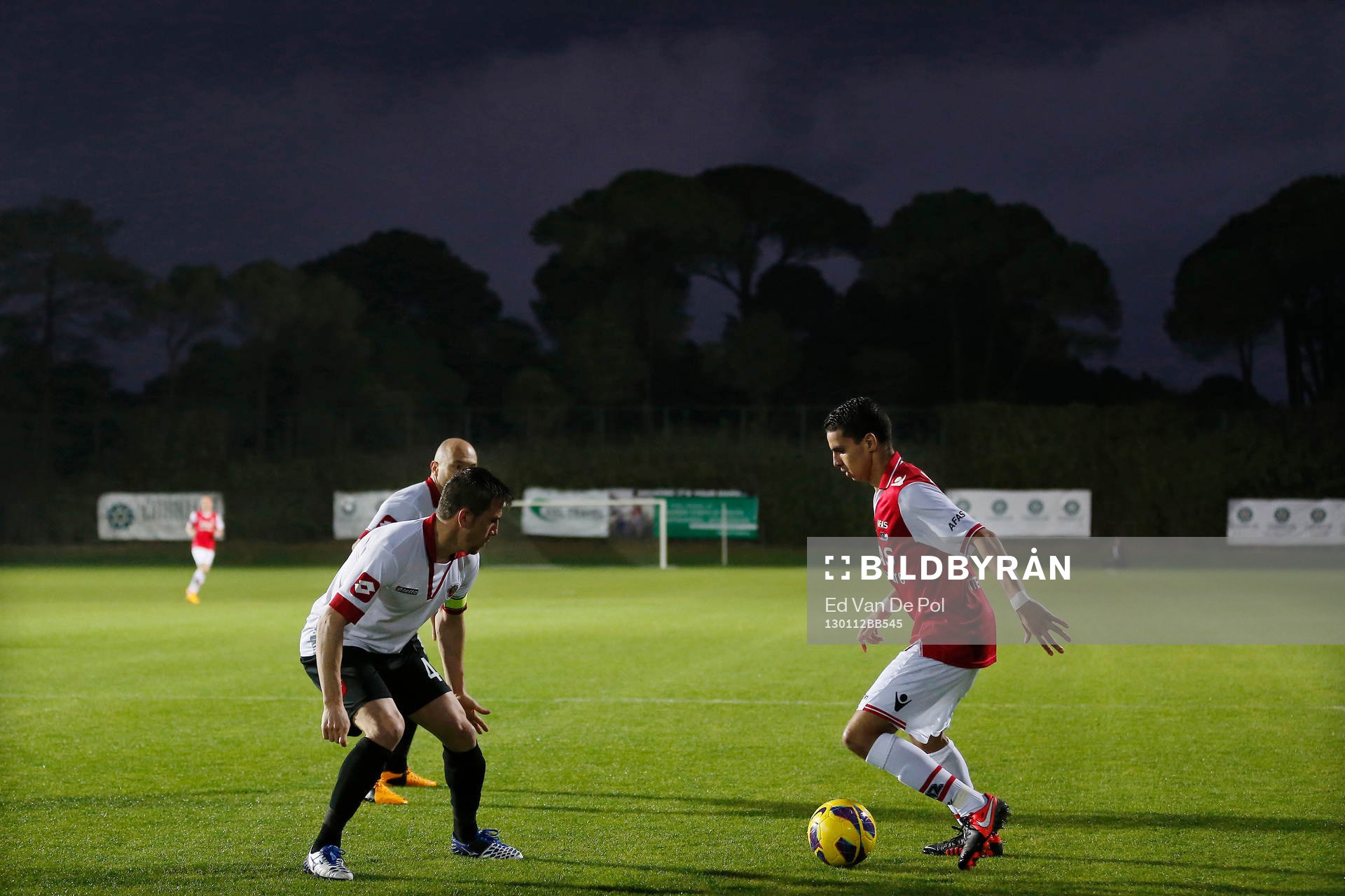 BELEK - 12-01-2013 - voetbal - Genclerbirligi - AZ, trainingskamp AZ in Turkije dag 7, 1-1, vanwege hevig onweer en uitvallende lichtmasten werd de wedstrijd gestaakt, AZ speler Adam Maher (r) met een dreigende lucht.