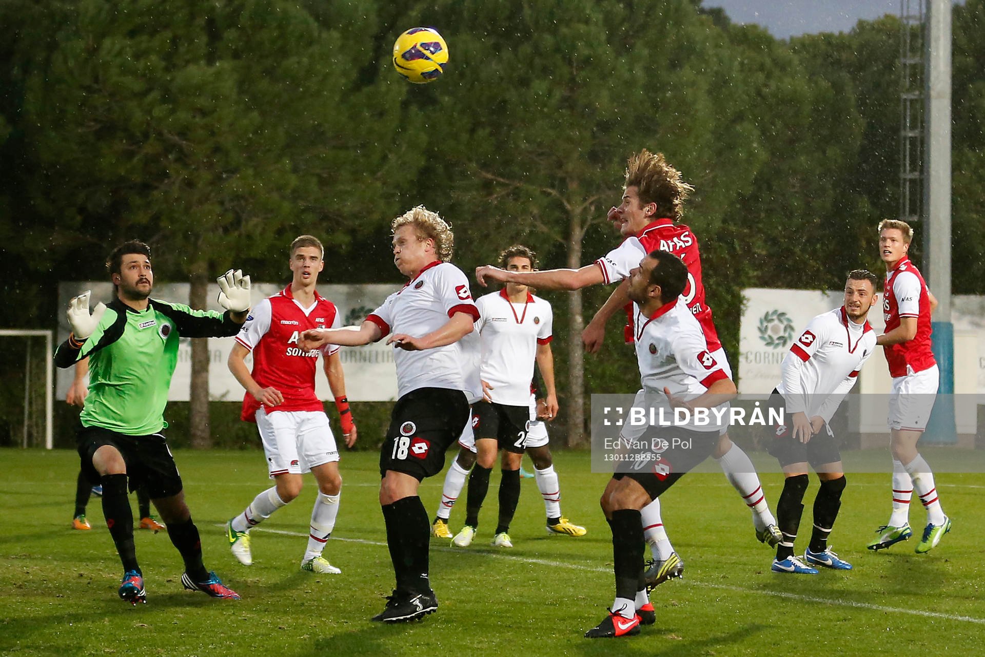  BELEK - 12-01-2013 - voetbal - Genclerbirligi - AZ, trainingskamp AZ in Turkije dag 7, 1-1, Bjorn Vleminckx (3vl), AZ speler Markus Henriksen (2vr), AZ speler Etienne Reijnen (3vr).