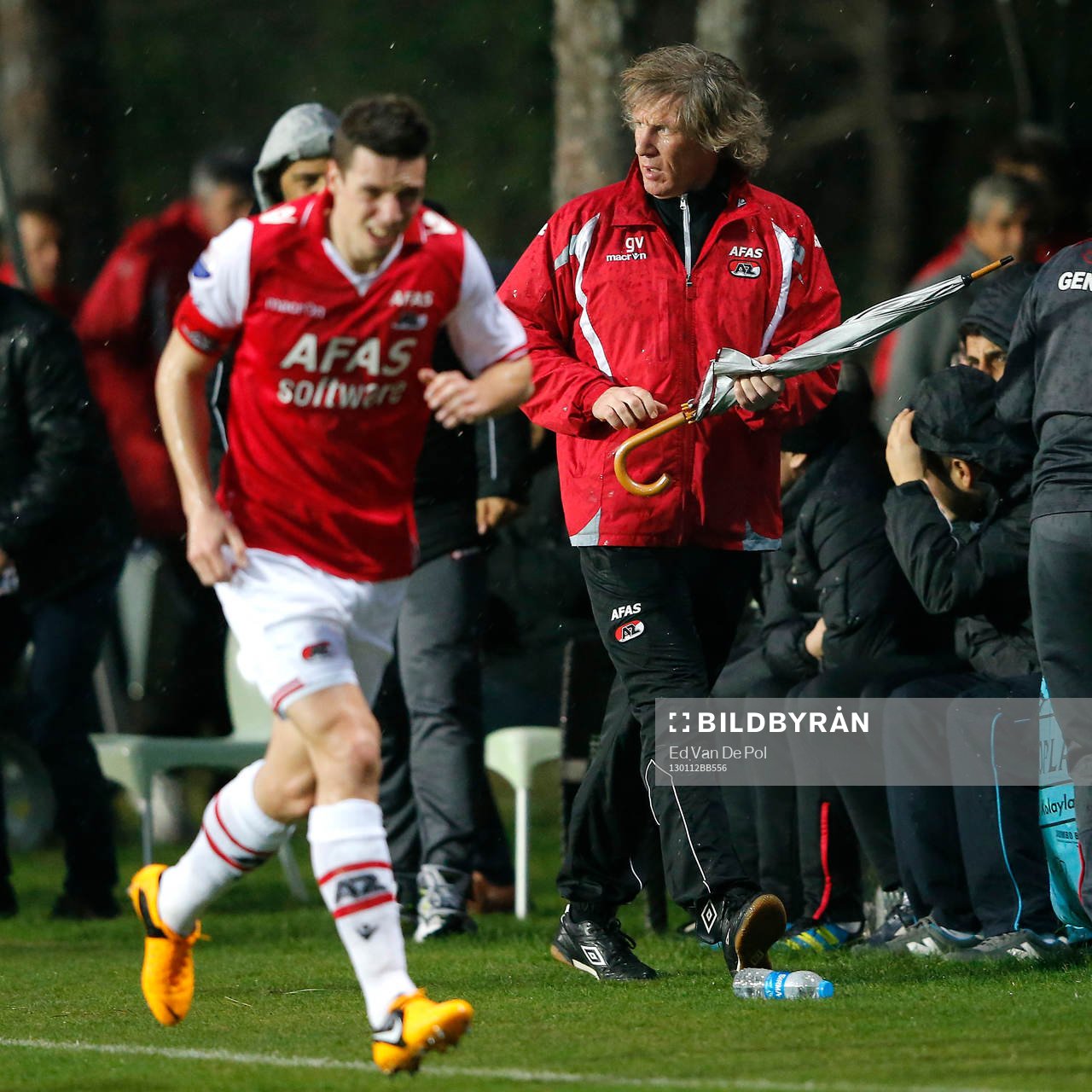  BELEK - 12-01-2013 - voetbal - Genclerbirligi - AZ, trainingskamp AZ in Turkije dag 7, 1-1, wedstrijd wordt gestaakt vanwege hevig onweer en lichtmasten die uitvielen, AZ speler Nick Viergever (l), AZ trainer Gertjan Verbeek (r).