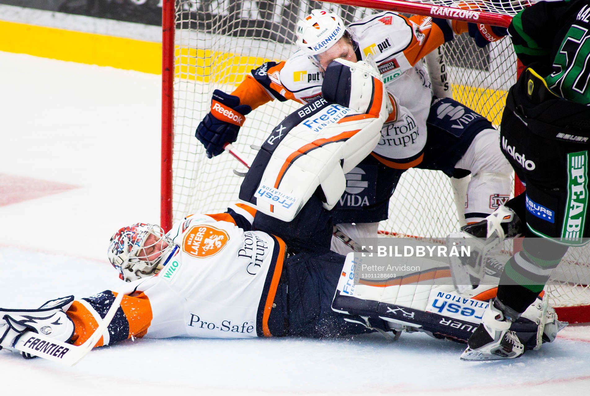Fredrik Norrena, målvakt, Växsjö, råkar sparka till,