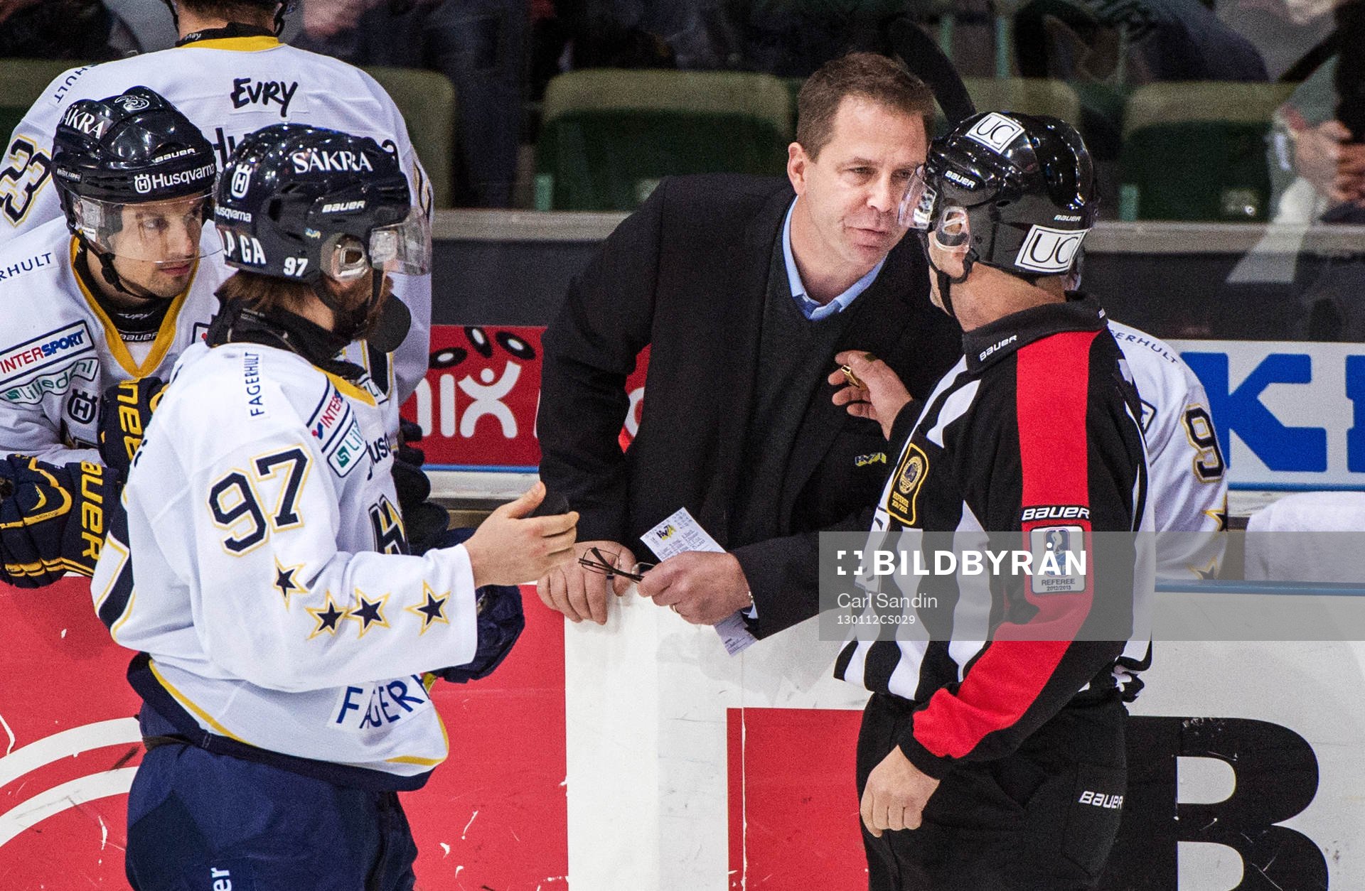 Ulf Dahlén, tränare HV71, samtalar med domaren