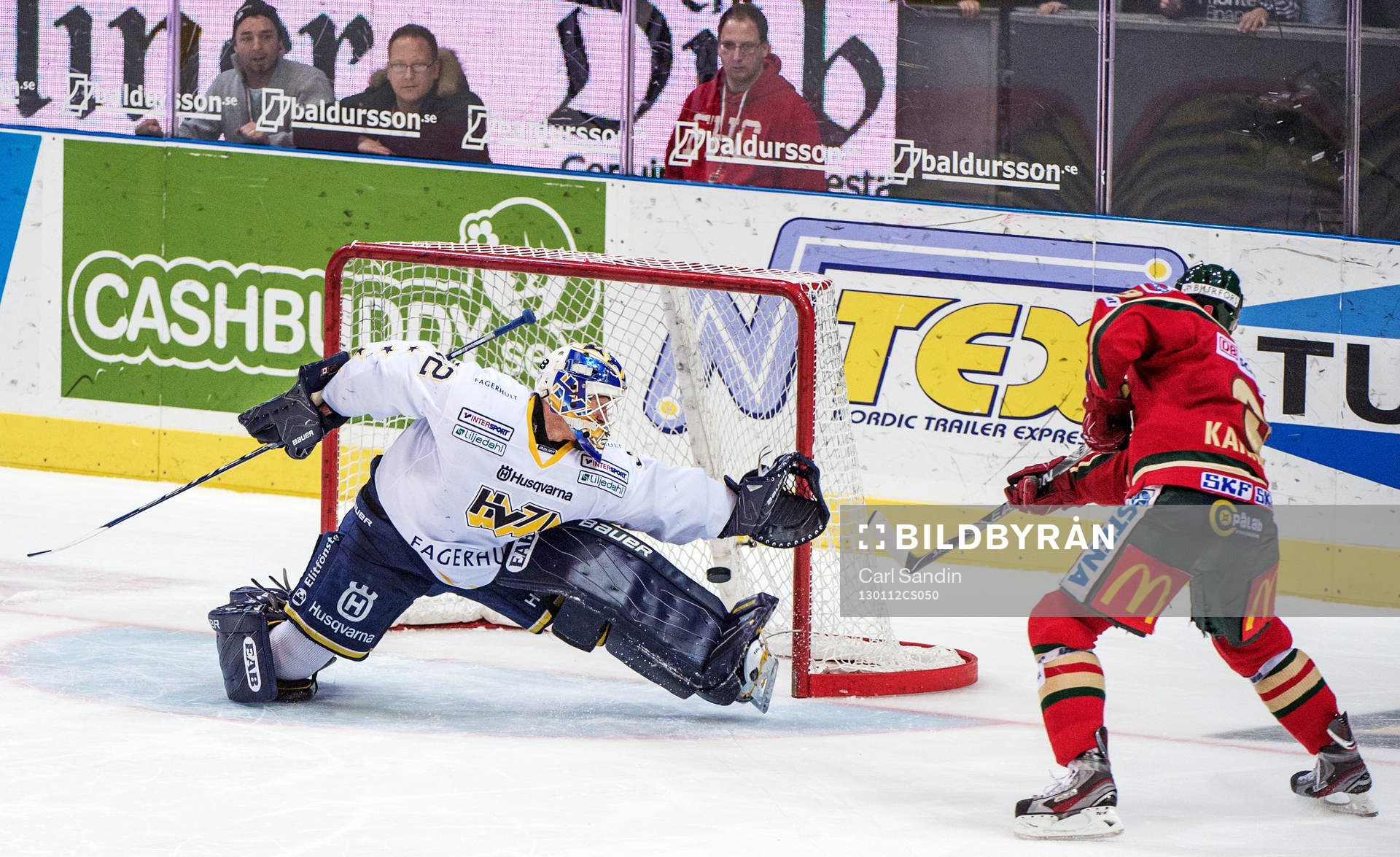 Gustaf Wesslau, målvakt, HV71, räddar en straff från