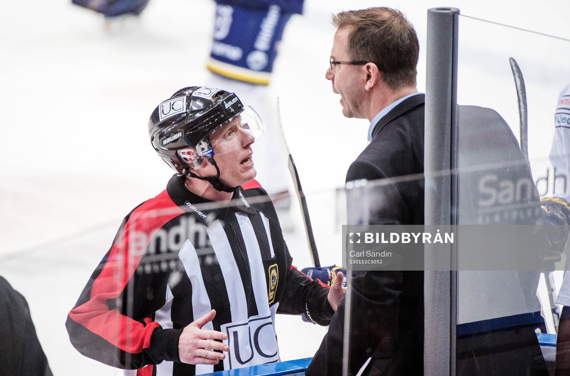 Ulf Dahlén, tränare HV71, samtalar med domaren