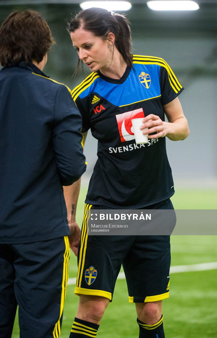 Lotta Schelin har ont i baksidan av låret