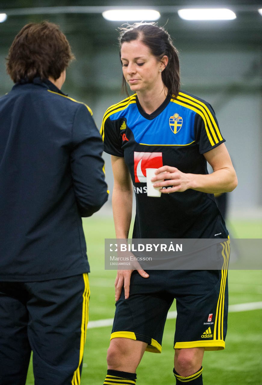 Lotta Schelin har ont i baksidan av låret