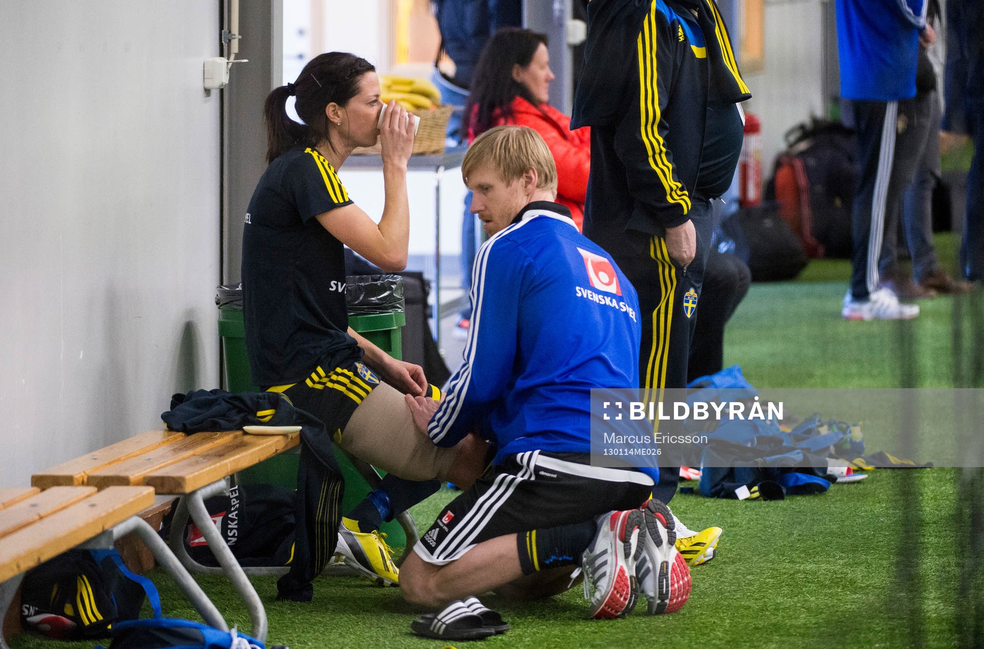 Fotboll, Sverige, Dam: Lotta Schelin skadad i baksidan av låret