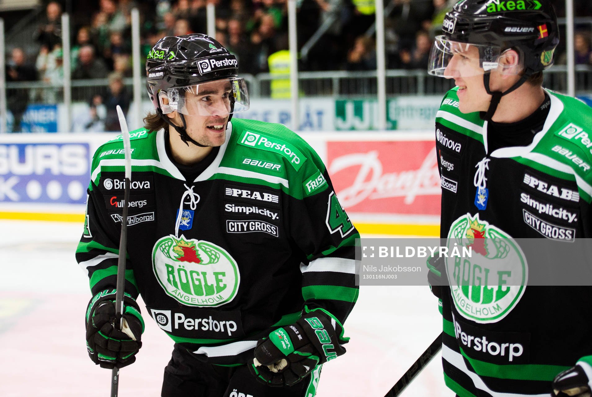 Nils Bergström, Rögle, har gjort 1-0 och är lite glad