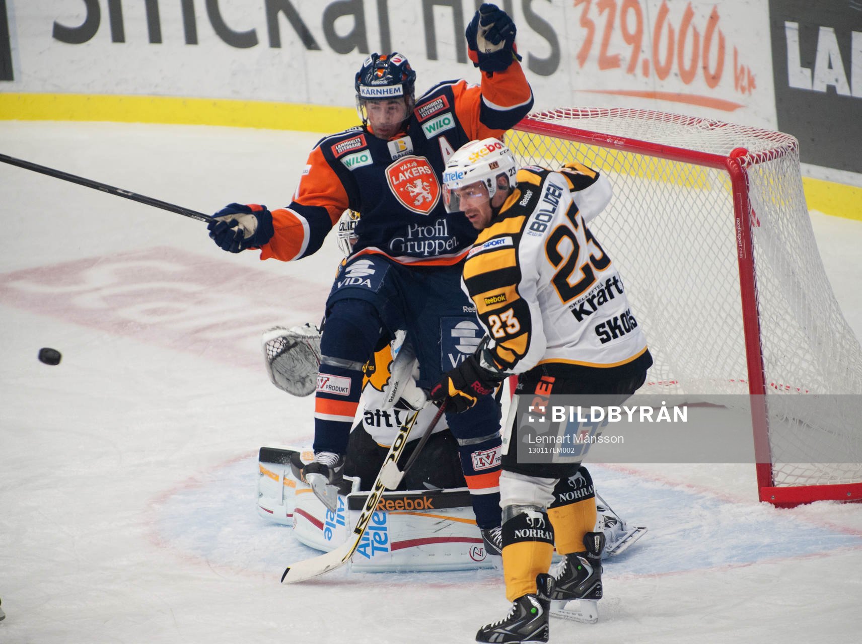 Erik Josefsson, Växjö framför Joacim Eriksson, målvakt,