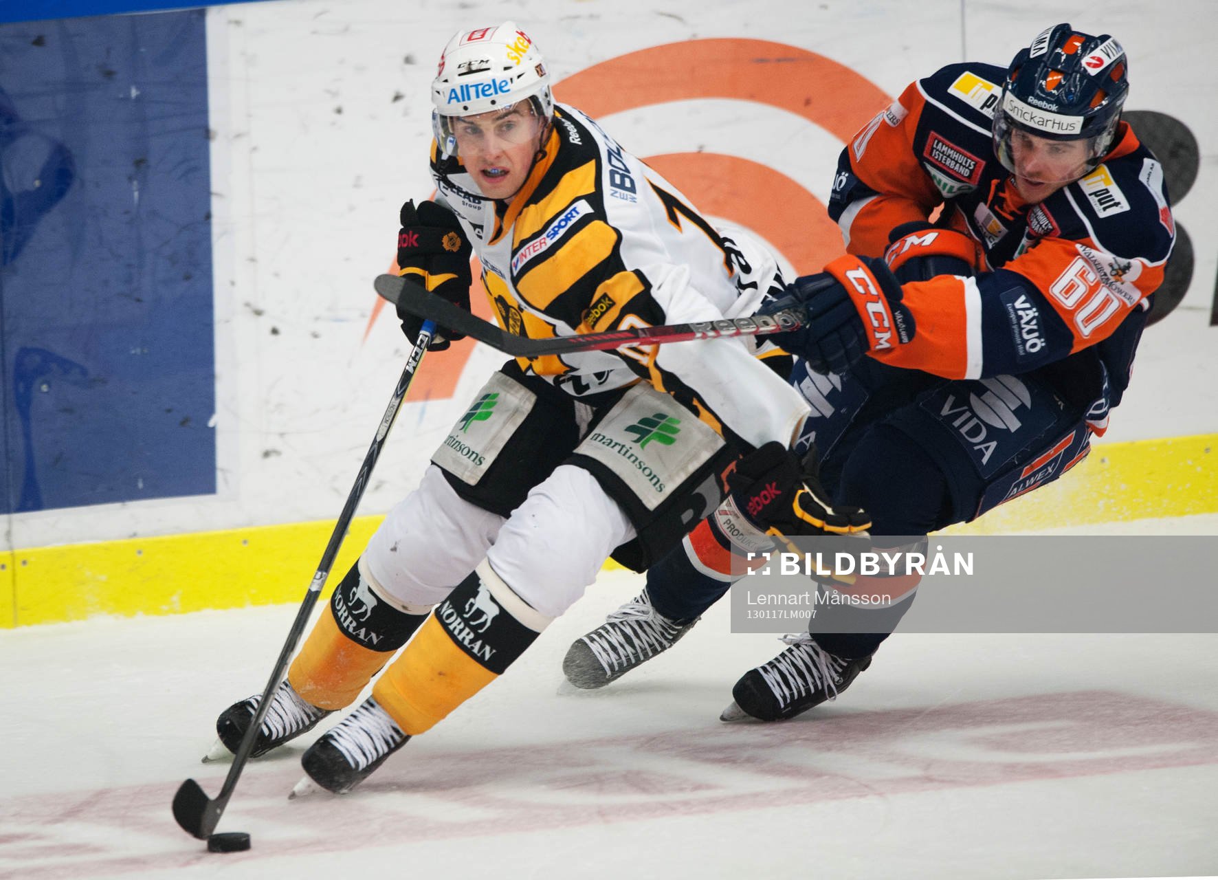 Joakim Lindström, Skellefteå, håller undan för Erik