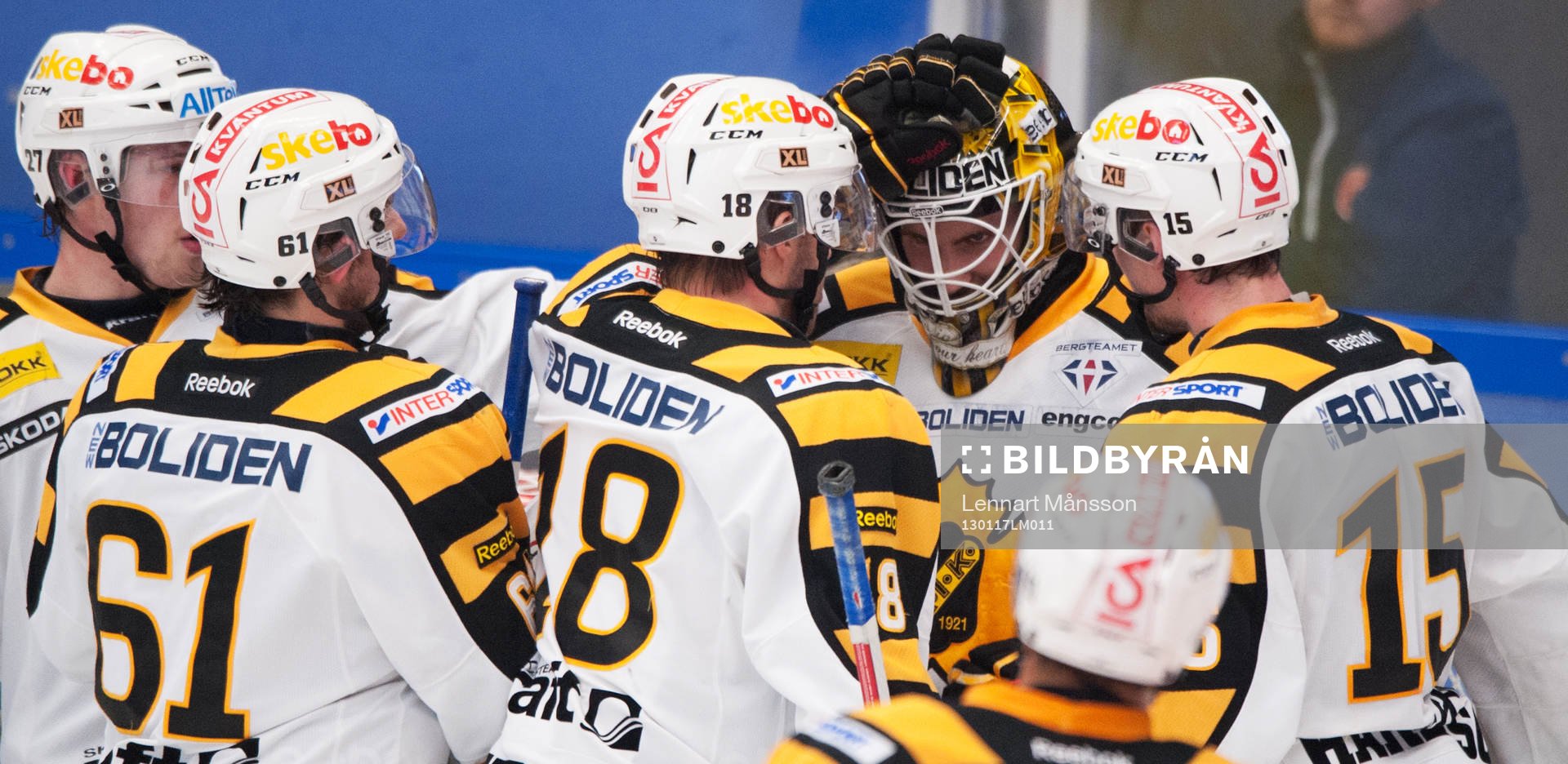 Joakim Ericsson, målvakt, Skellefteå, kramas om