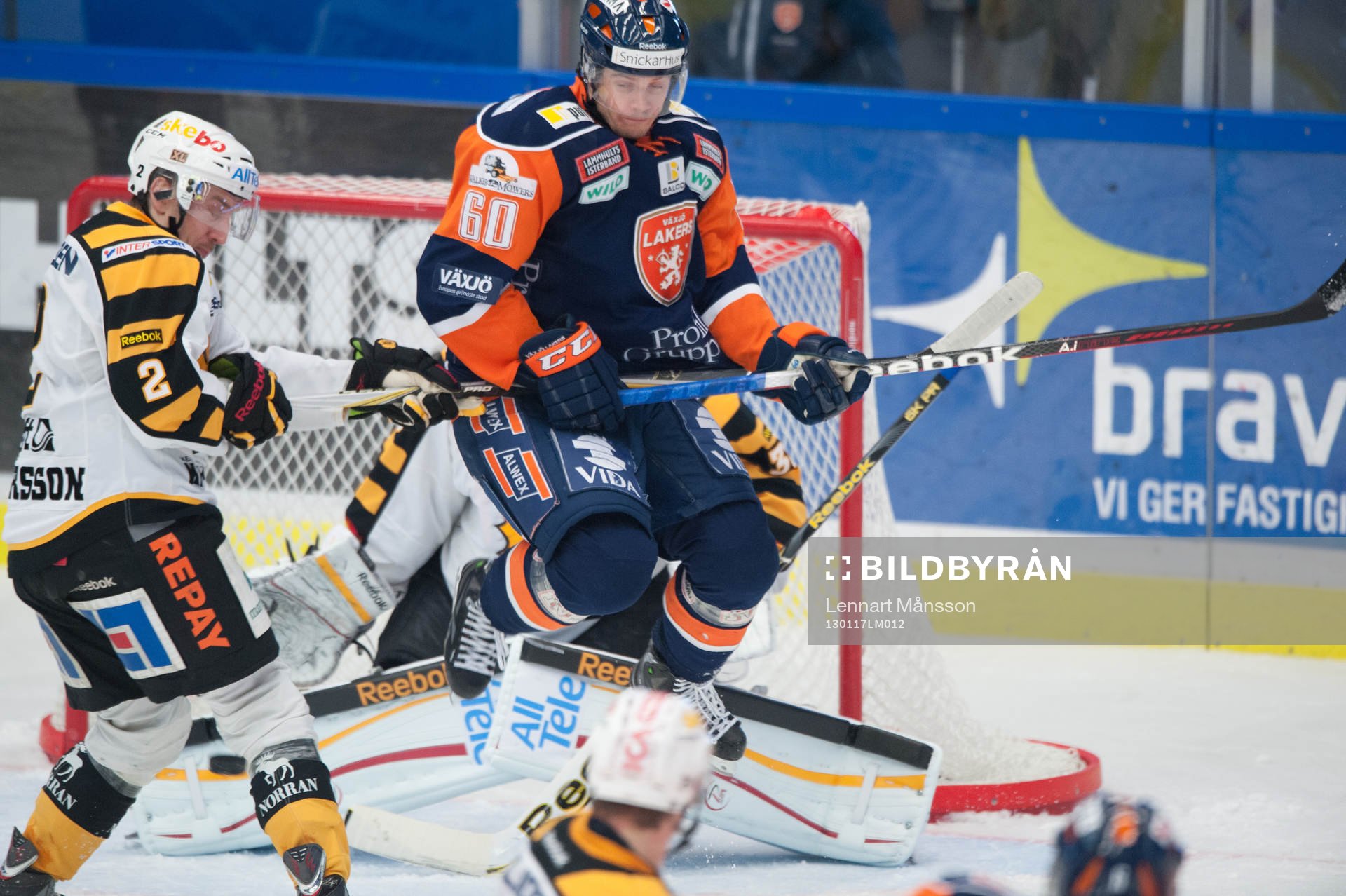 Erik Josefsson, Växjö, hoppar över pucken framför