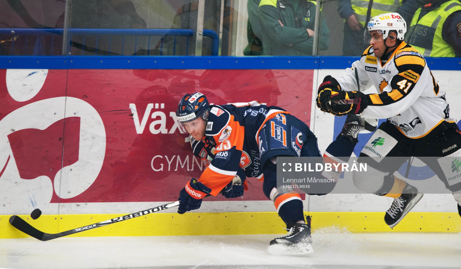 Dennis Rasmusson, Växjö, tacklas av Pierre-Edouard
