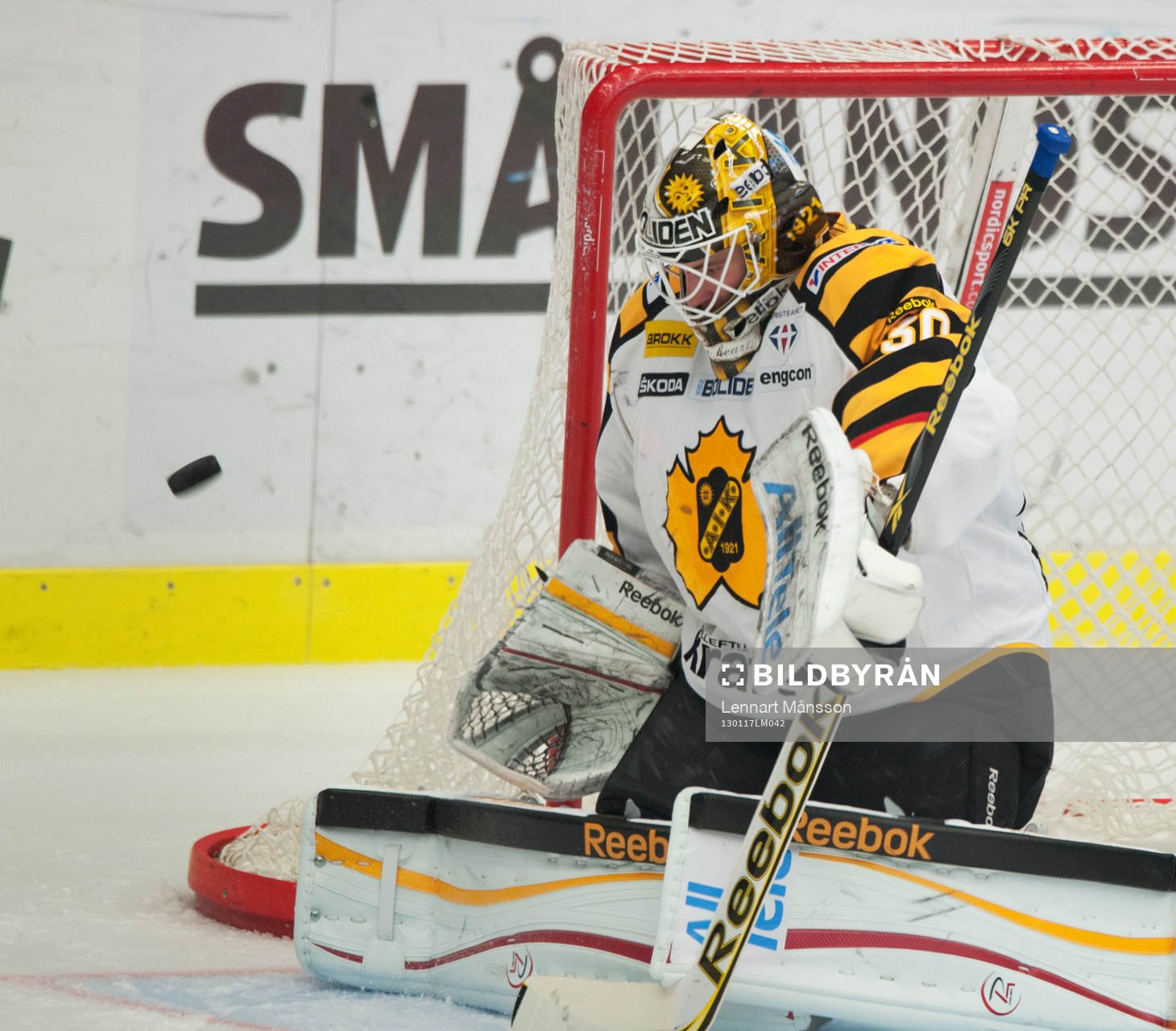 Joacim Eriksson, målvakt, Skellefteå, motar en puck