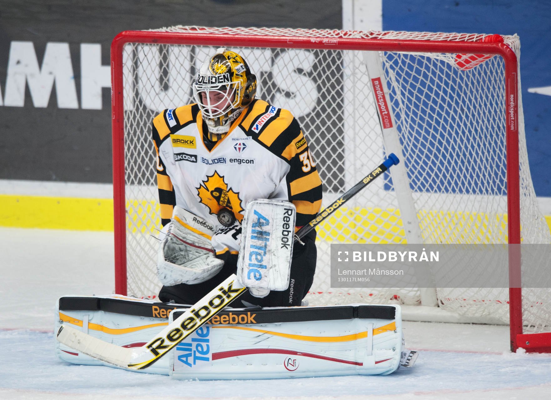 Joacim Eriksson, målvakt, Skellefteå, motar en puck