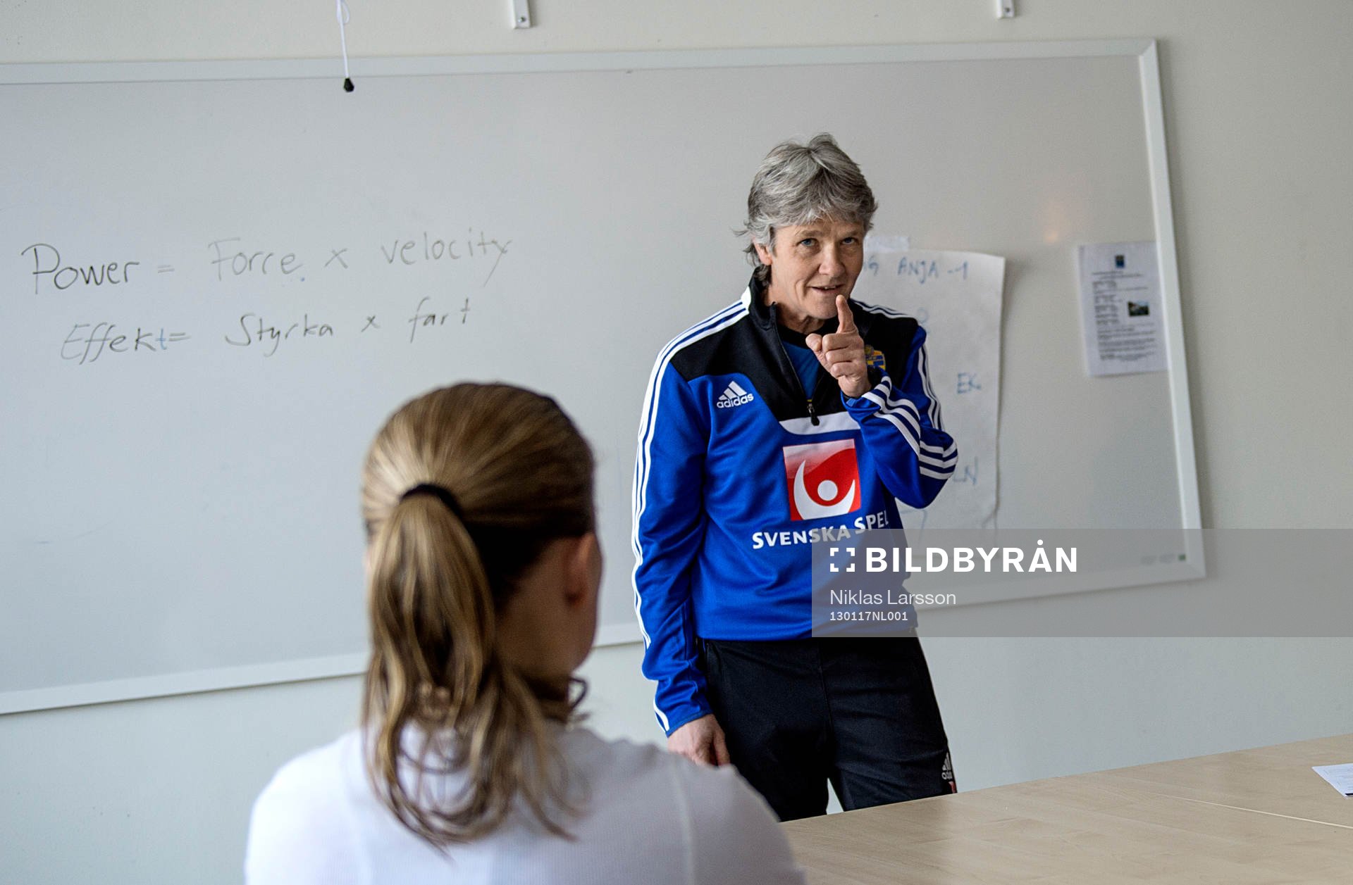 Fotboll, Landslag, dam: Pia Sundhage, tränare Sverige håller en lektion med damlandslaget.
