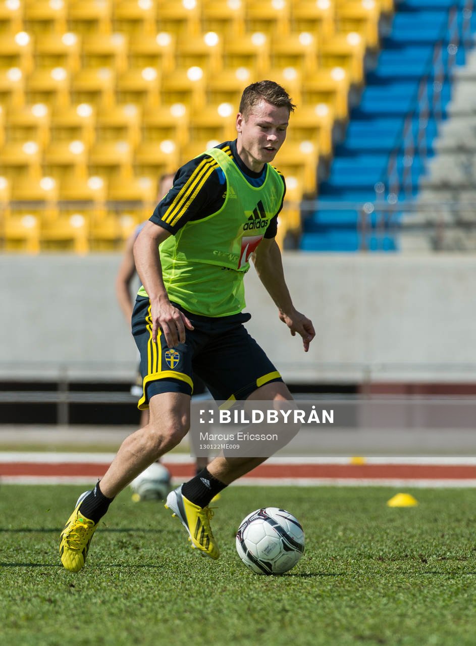 Träning på 700 års Stadion i Chiang Mai. Viktor Claesson