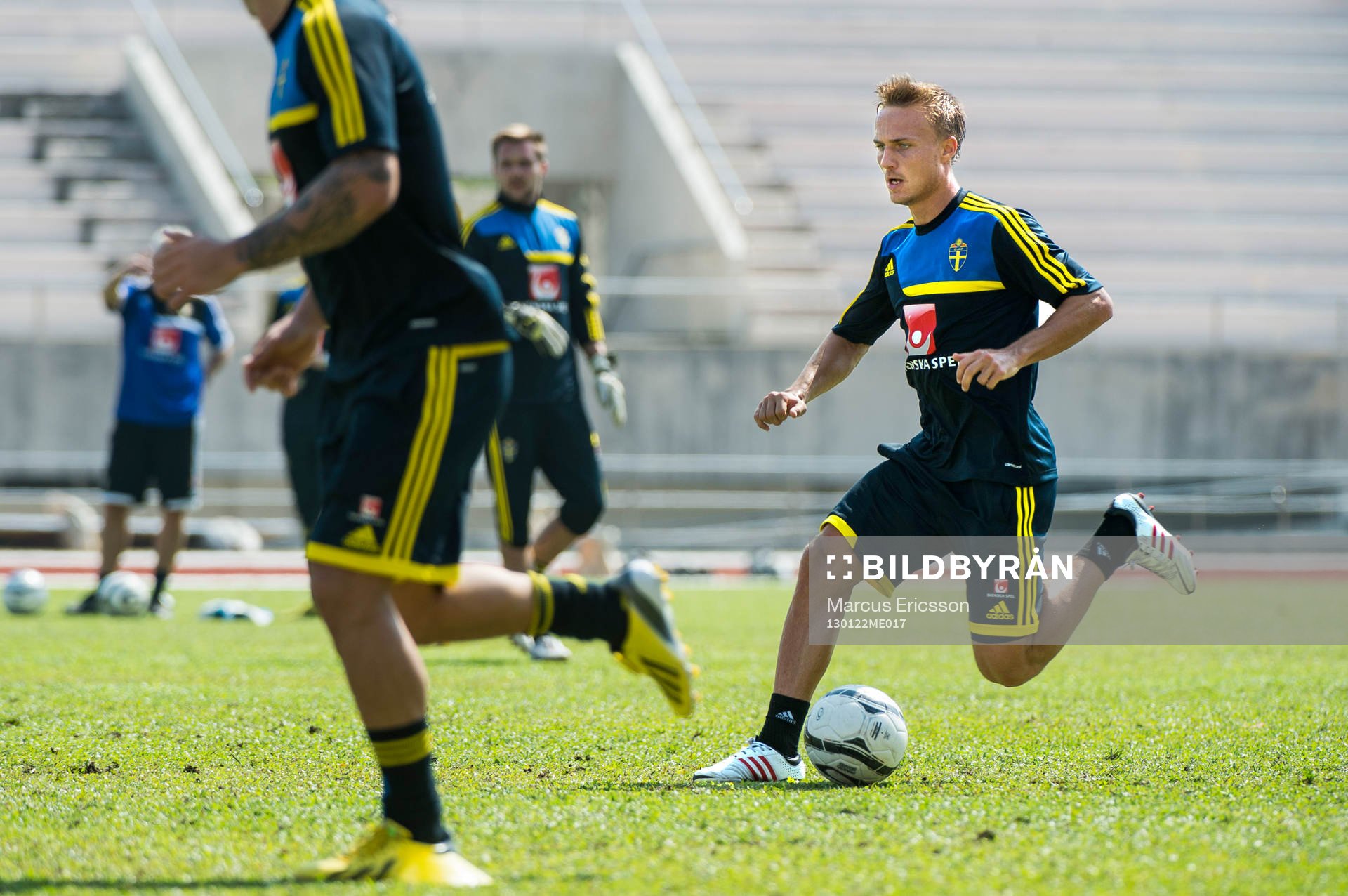 Träning på 700 års Stadion i Chiang Mai. Pierre Bengtsson