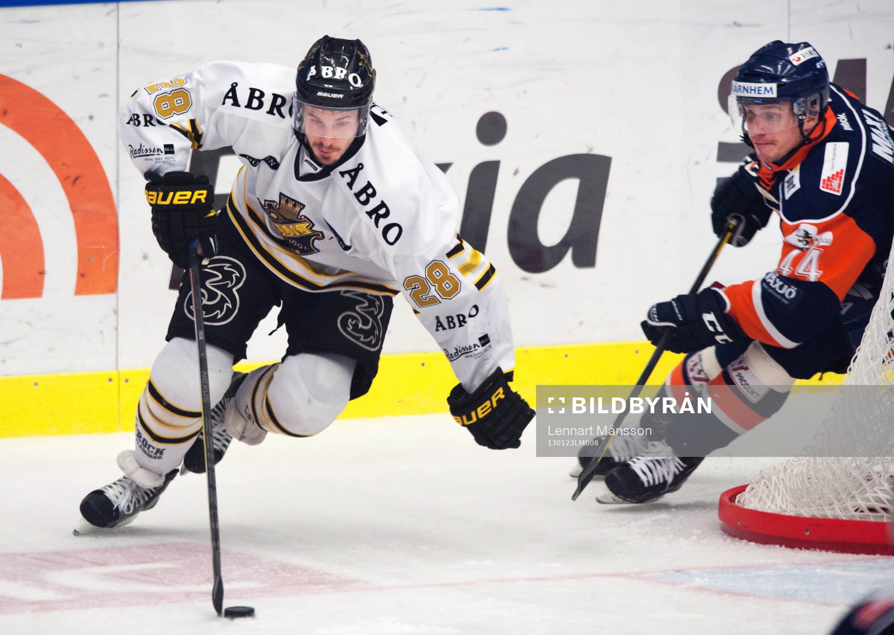 Anders Frisk, AIK, jagas av Petr Vampola, Växjö