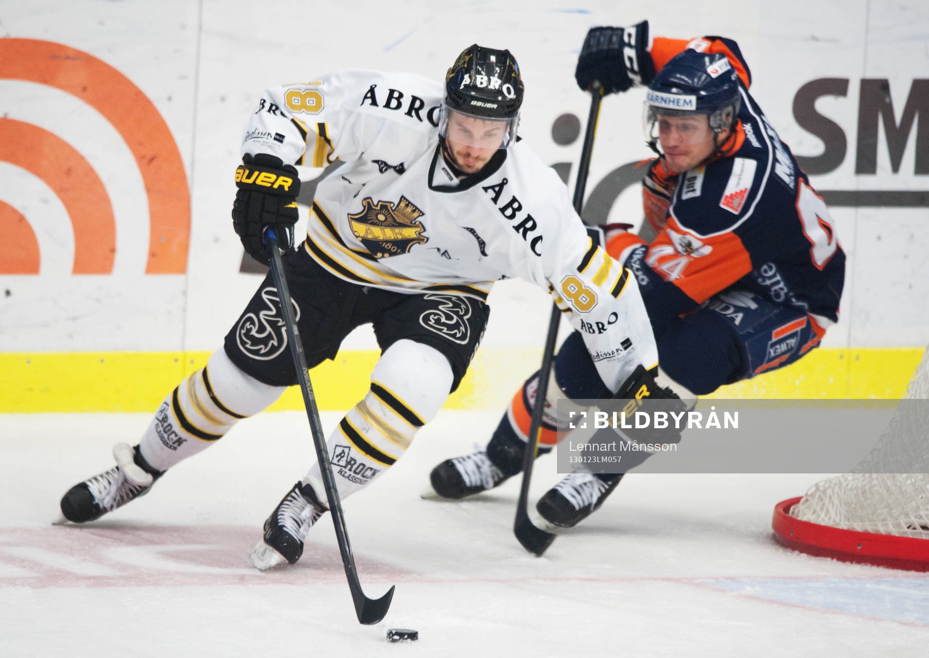 Andreas Frisk, AIK, håller undan för Petr Vampola, Växjö