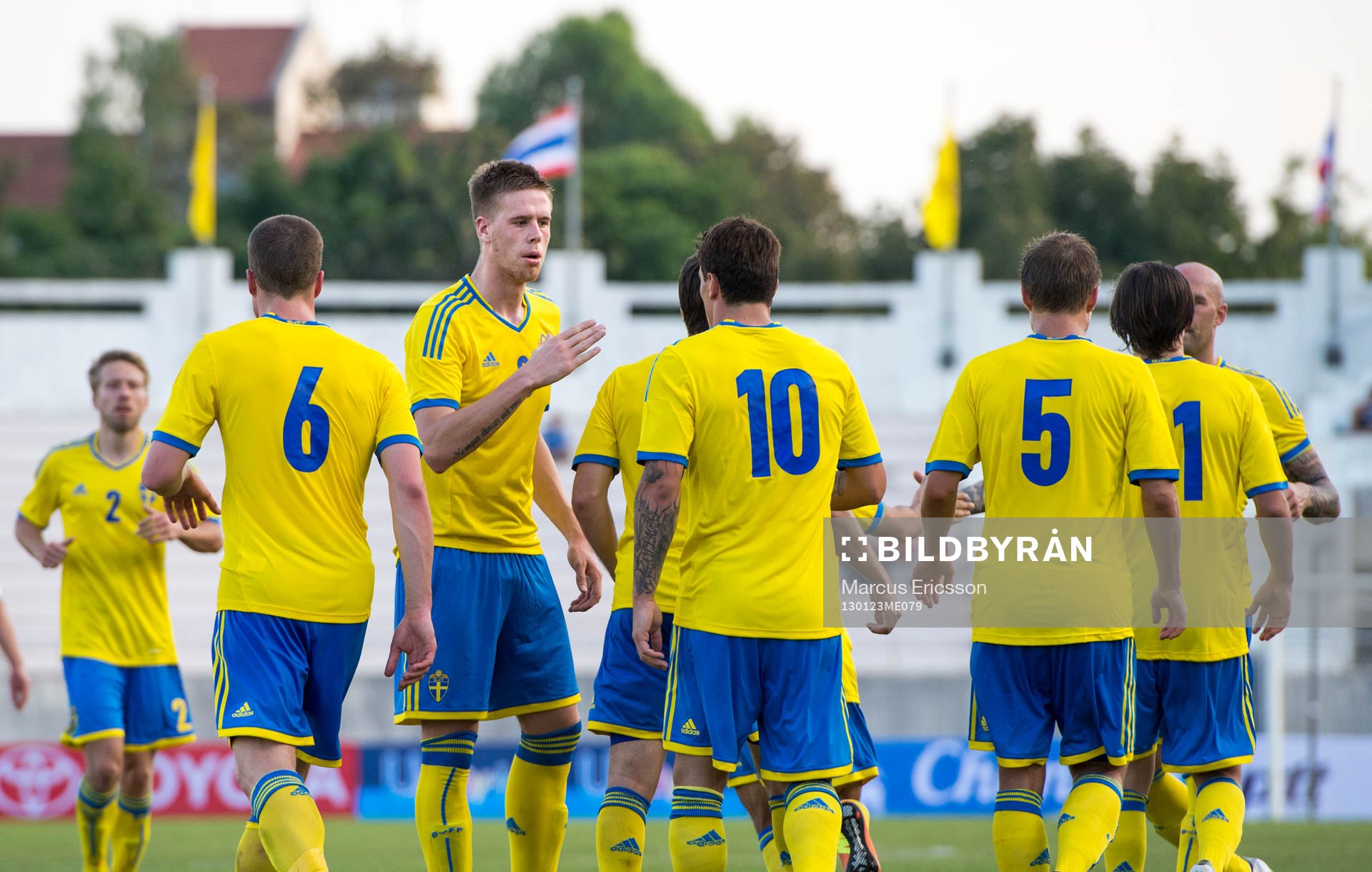 Pontus Jansson gratulerar Erton Fejzullahu