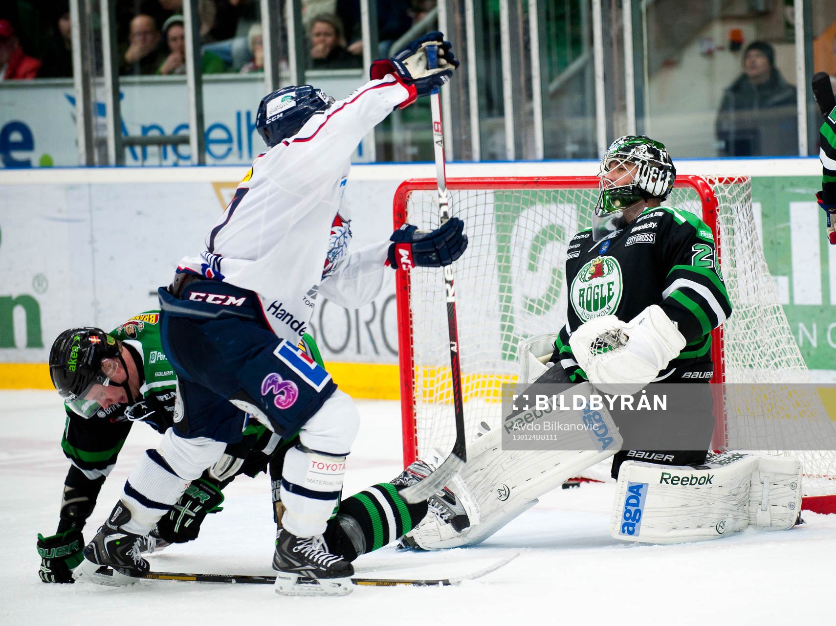 Sebastian Karlsson, Linköping, trycker in pucken bakom