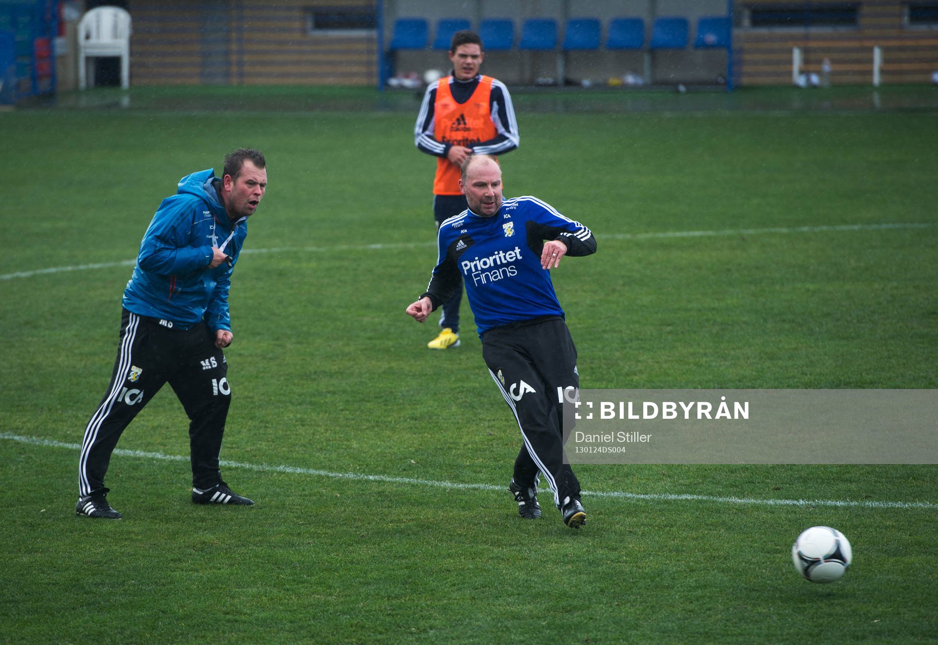 Fotboll, IFK Göteborg, Copa del Sol: Träning på torsdag förmiddag. Tränare Mikael Stahre manar på Sportchef Håkan Mild som deltar i spelet