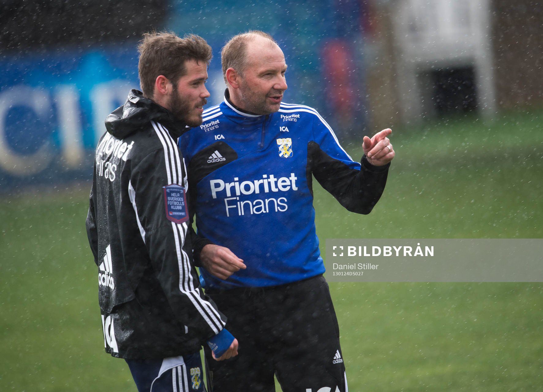 Håkan Mild, sportchef, pratar med Emil Salomonsson