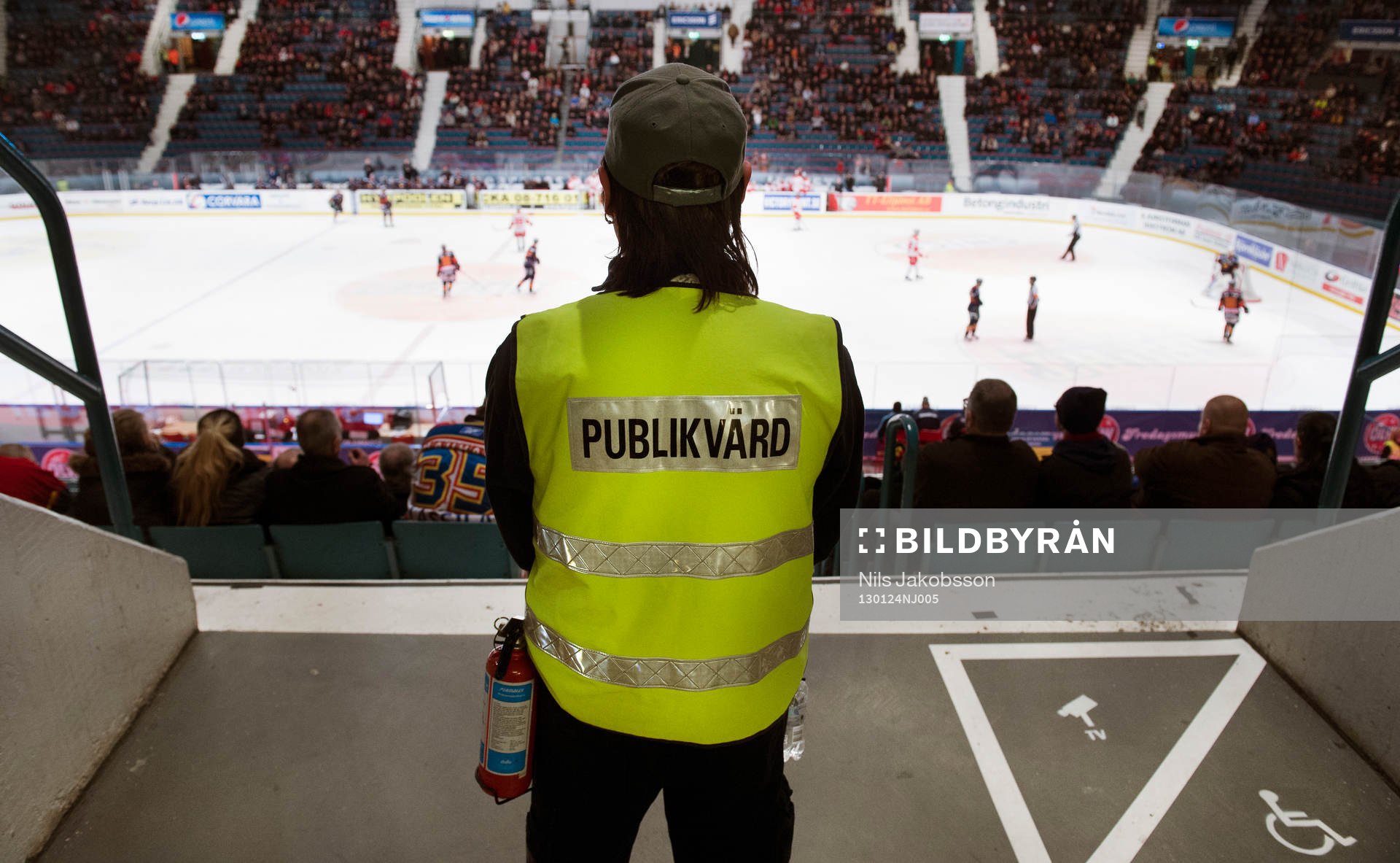 en publikvärd med brandsläckare på Hovet