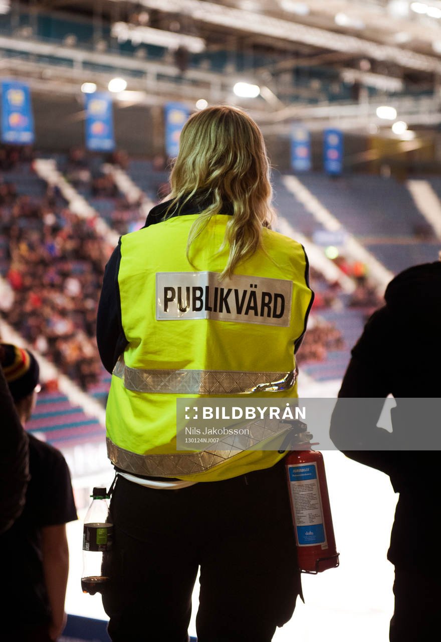en kvinnlig publikvärd med brandsläckare