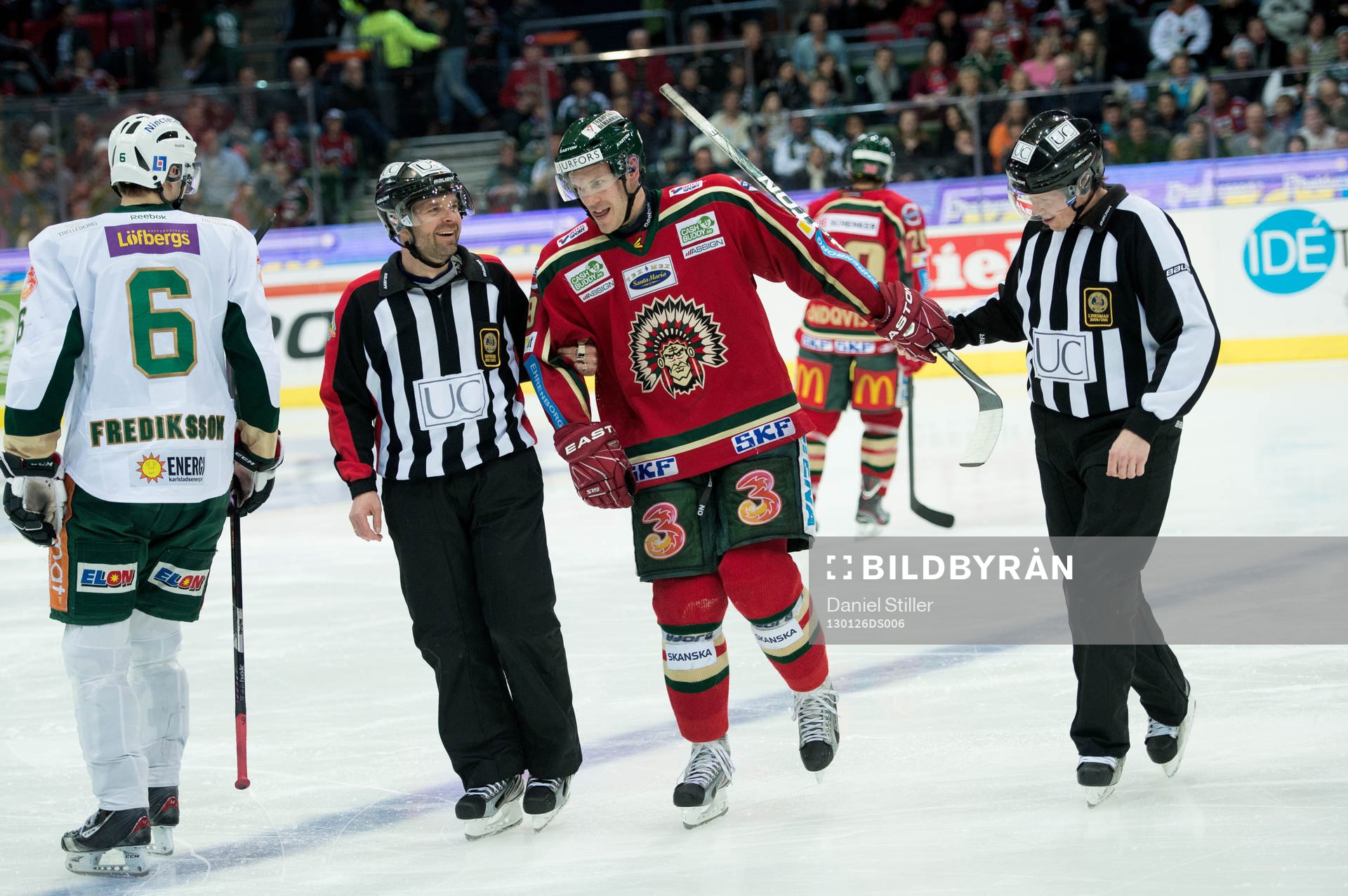 Magnus Kahnberg, Frölunda, tappar skenan och får hjälpas