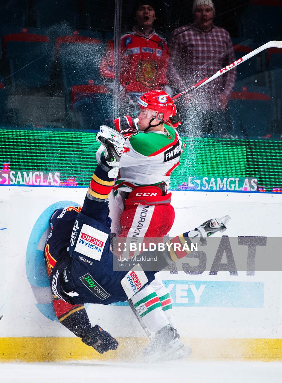 Janos Hari, Djurgården, blir tacklad hårt av Tom Nilsson,