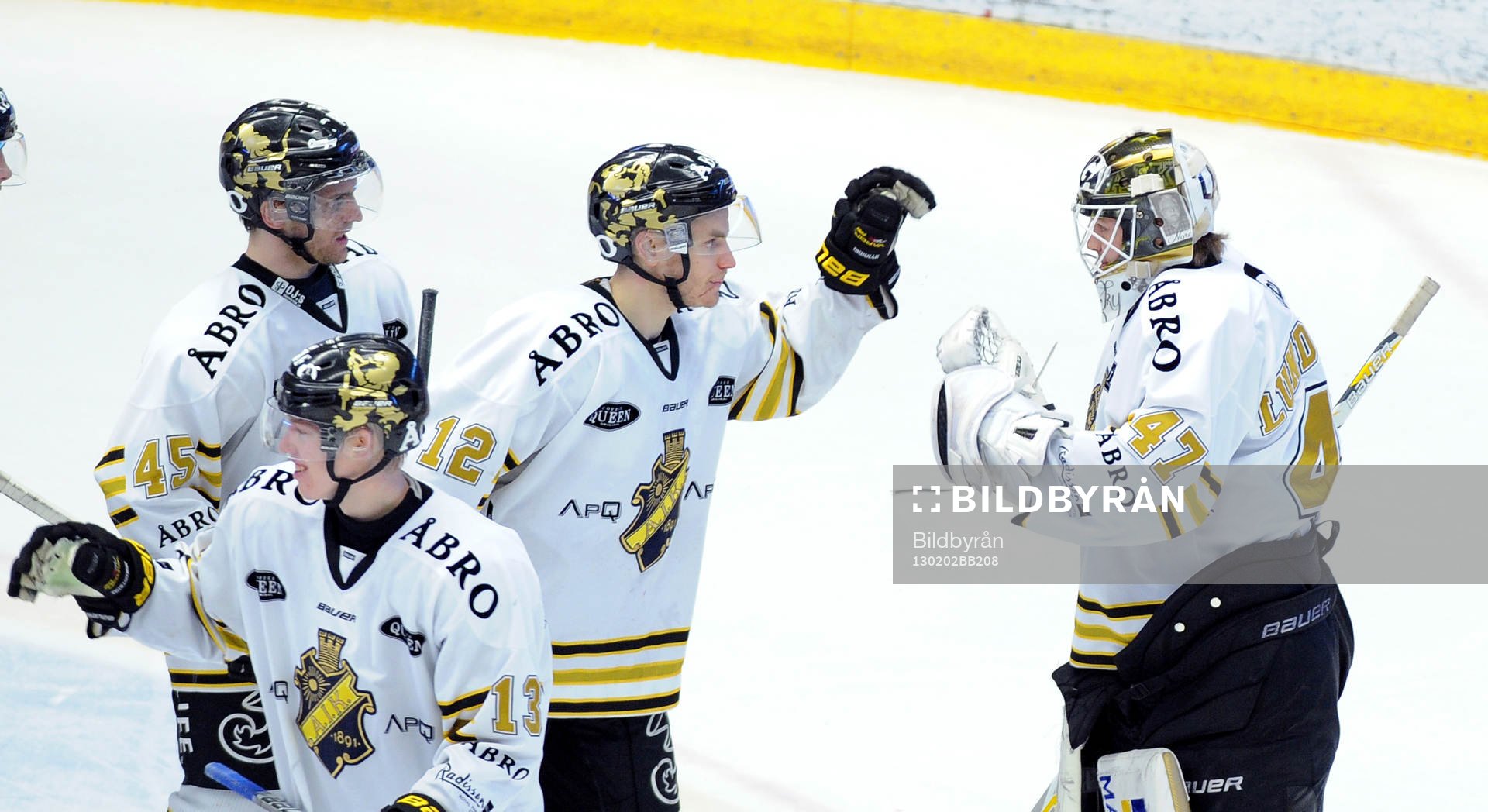 AIK målvakt Niklas Lundström grattas av Fredrik Hynning
