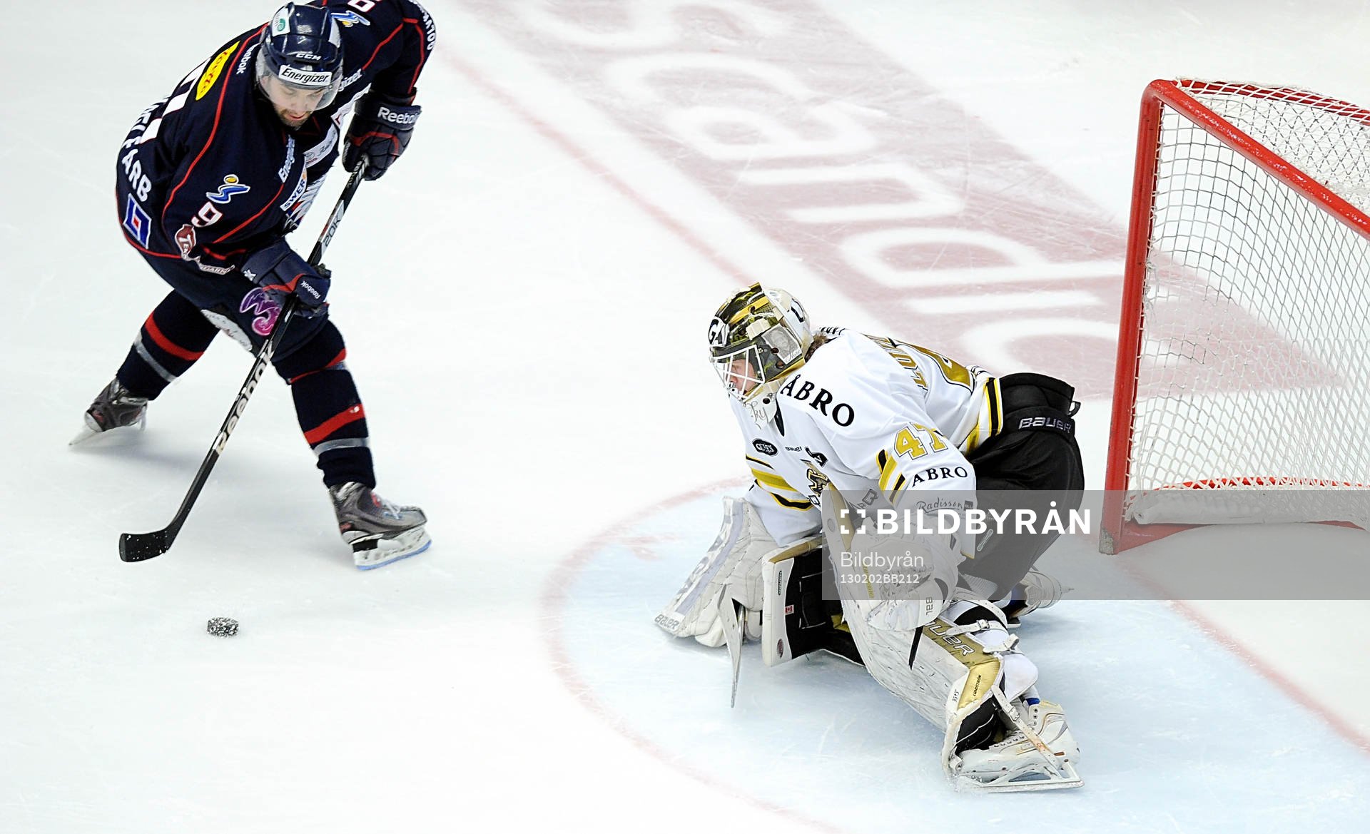 AIK målvakt Niklas Lundström räddar