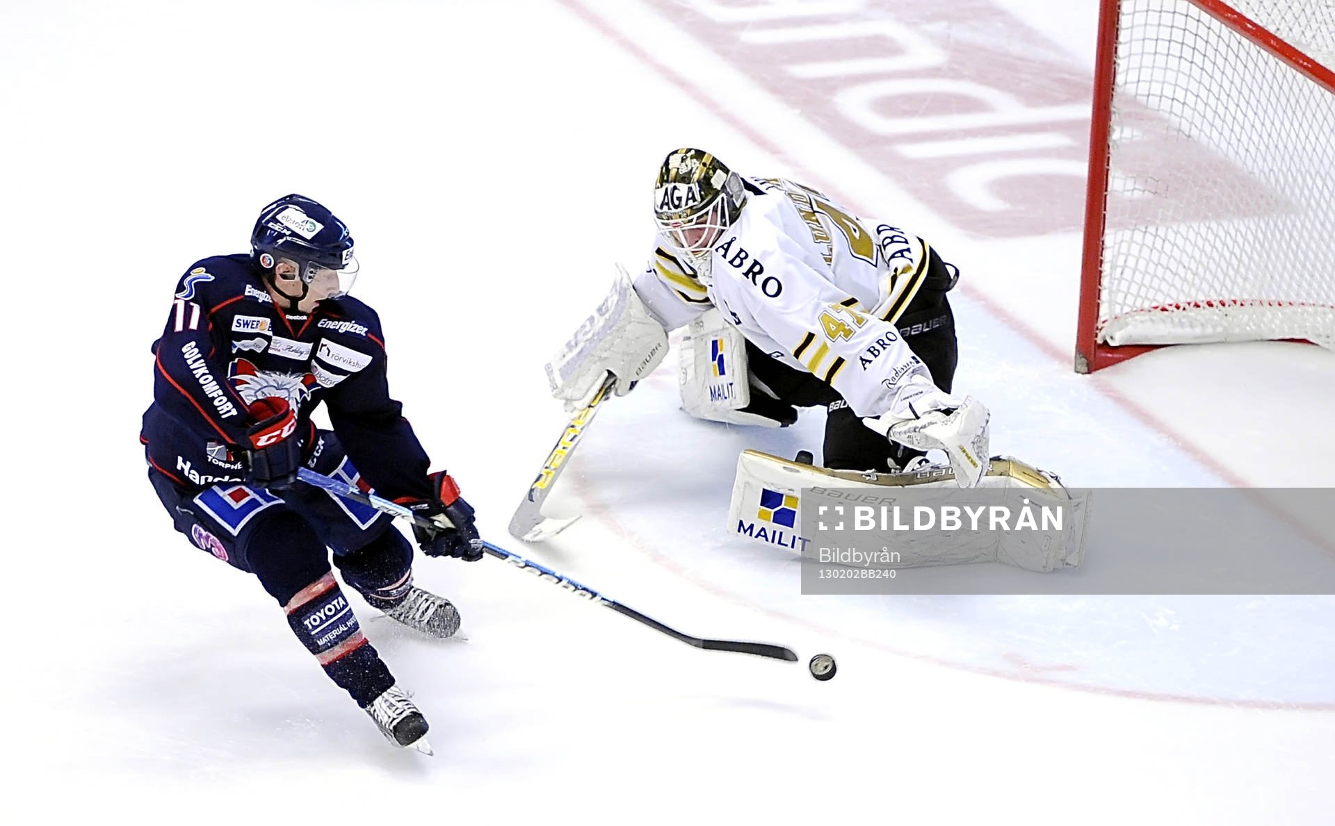 AIK målvakt Niklas Lundström räddar Simon Hjalmarssons