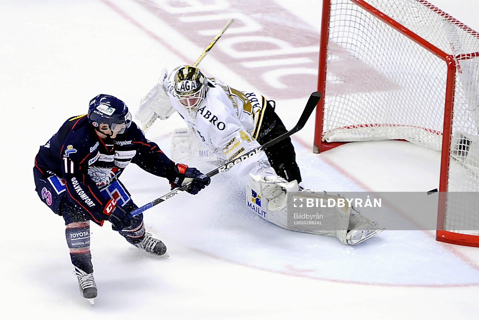 AIK målvakt Niklas Lundström räddar Simon Hjalmarssons