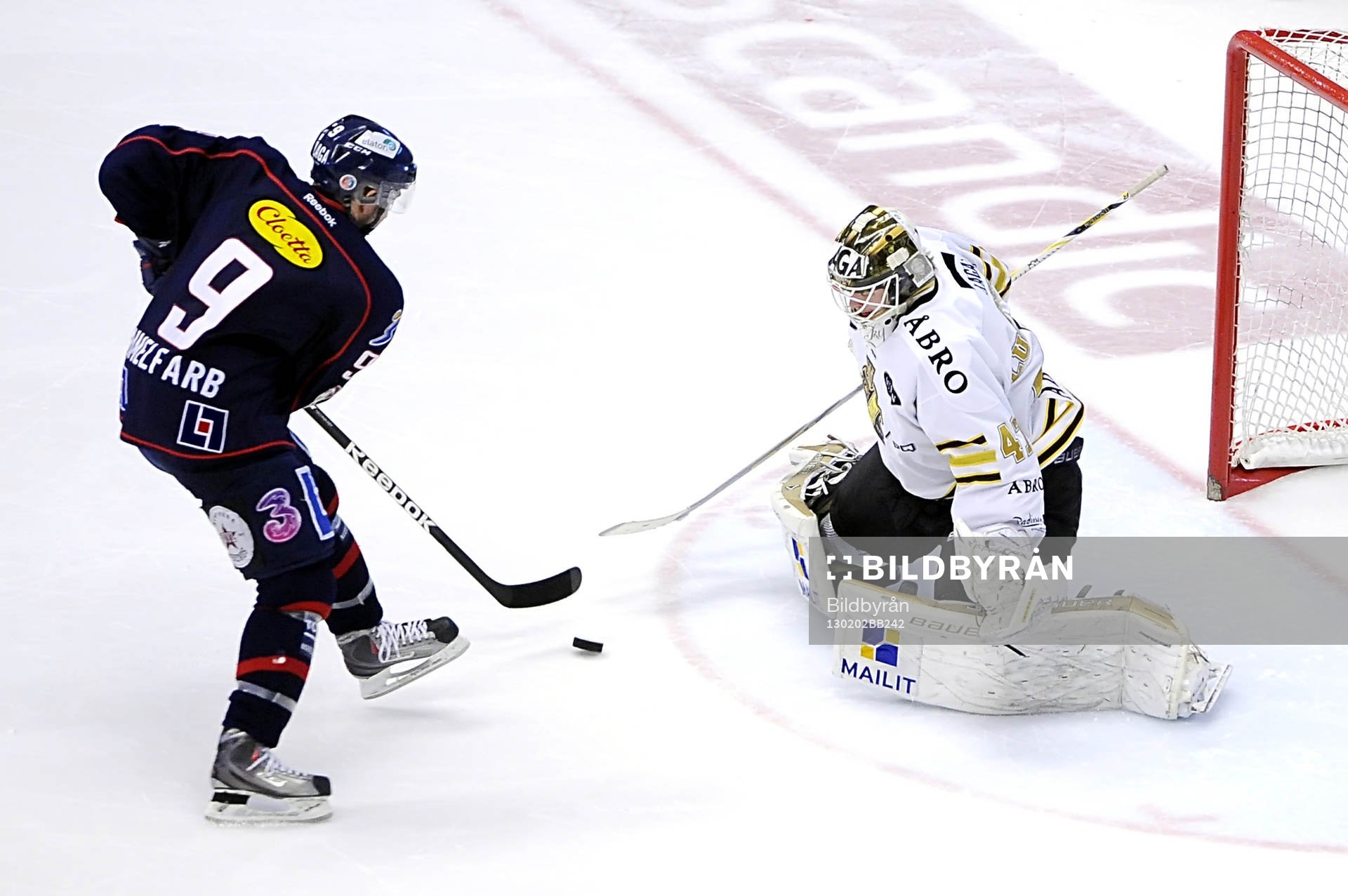 AIK målvakt Niklas Lundström räddar Eric Himelfarb straff