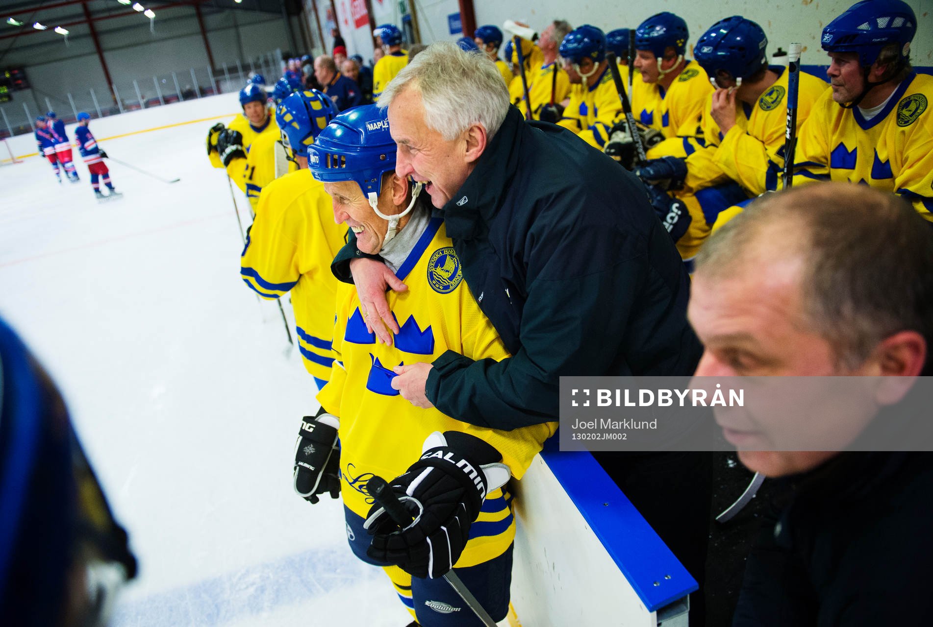 Kurt Lundmark, tränare, kramas om Börje Salming