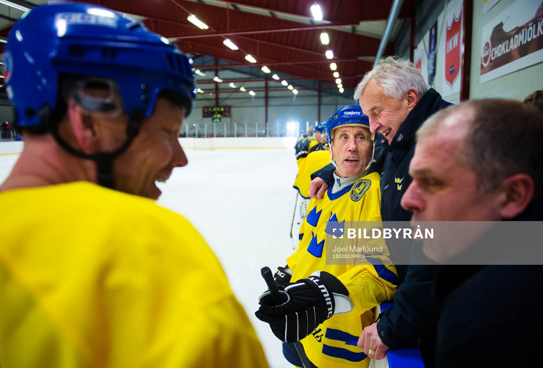 Mats Sundin och Anders Carlsson pratar i förgrunden. I