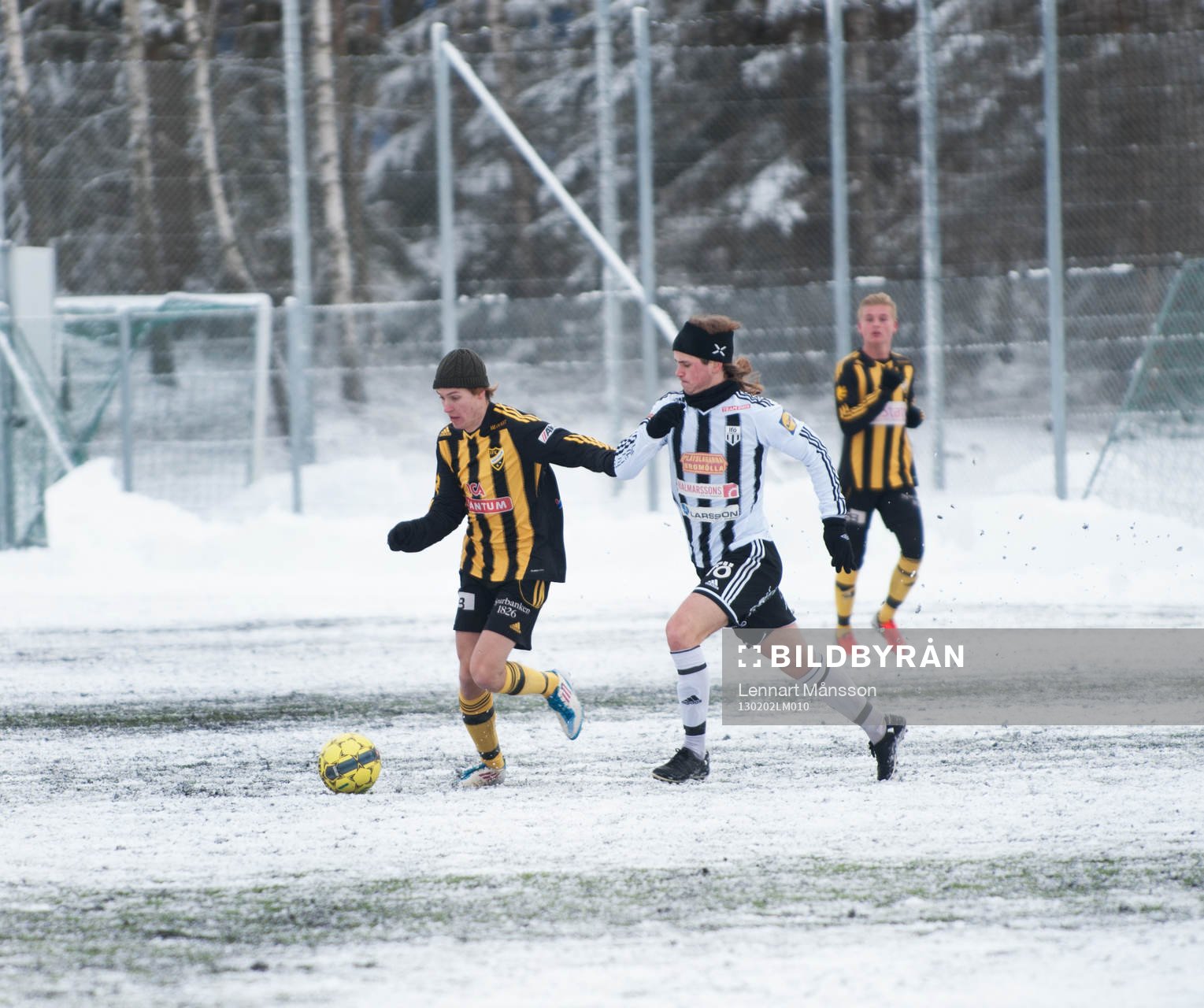 Snö, snöig konstgräsplan. Konstgräs