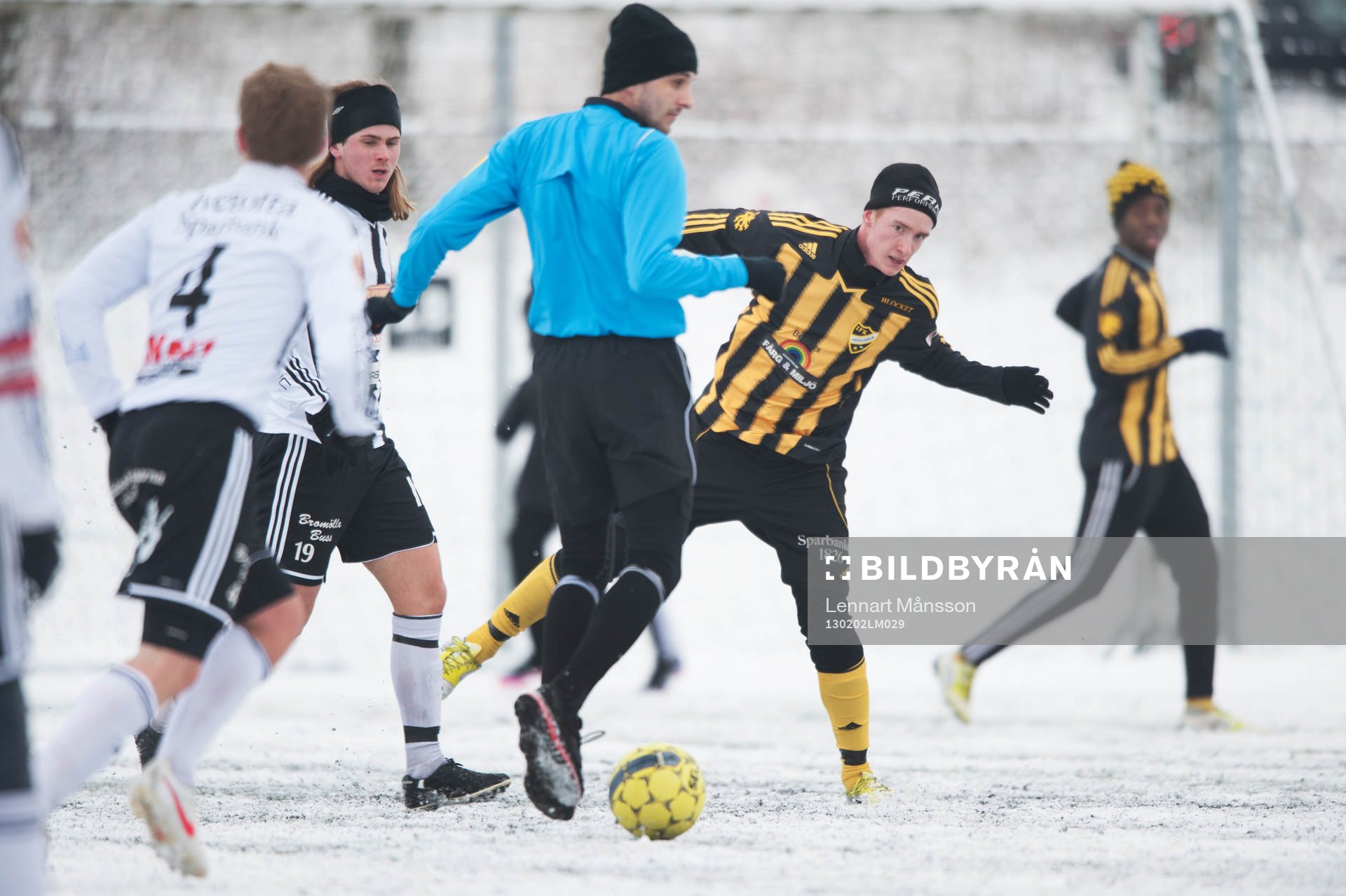 Domaren i vägen, mitt i spelsituation. Linus Carlsson,