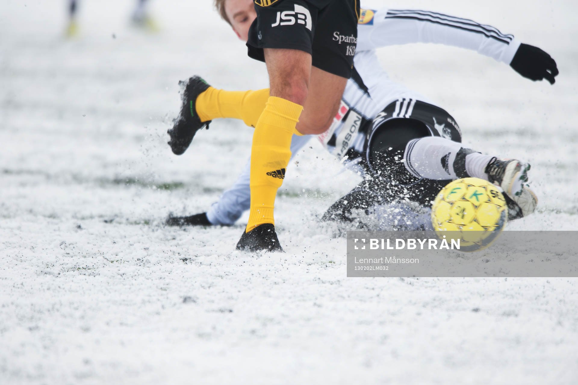 Tackling, glidtackling på halkig , snöig, konstgräsplan.