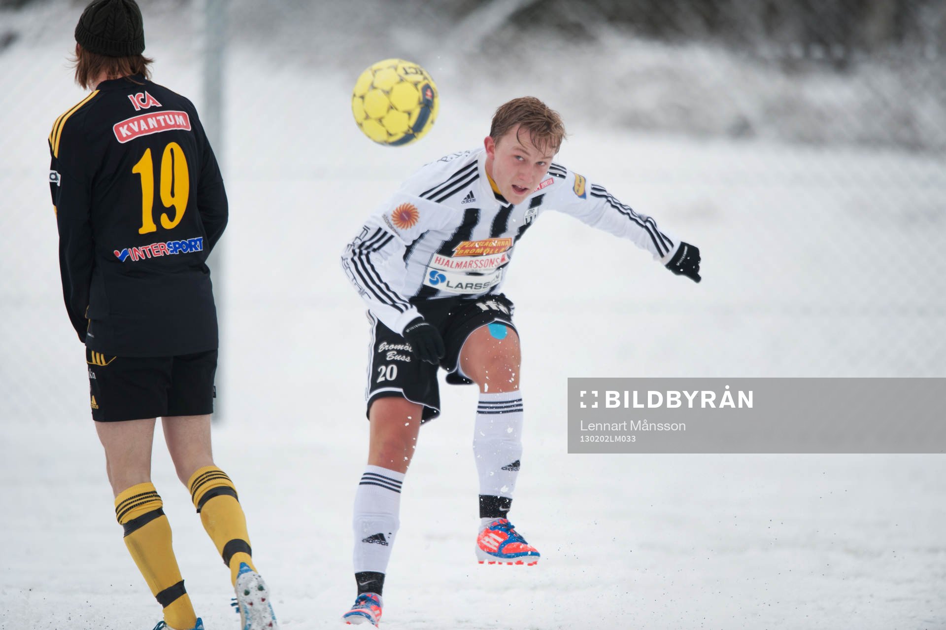 Snö, snöig konstgräsplan. Konstgräs