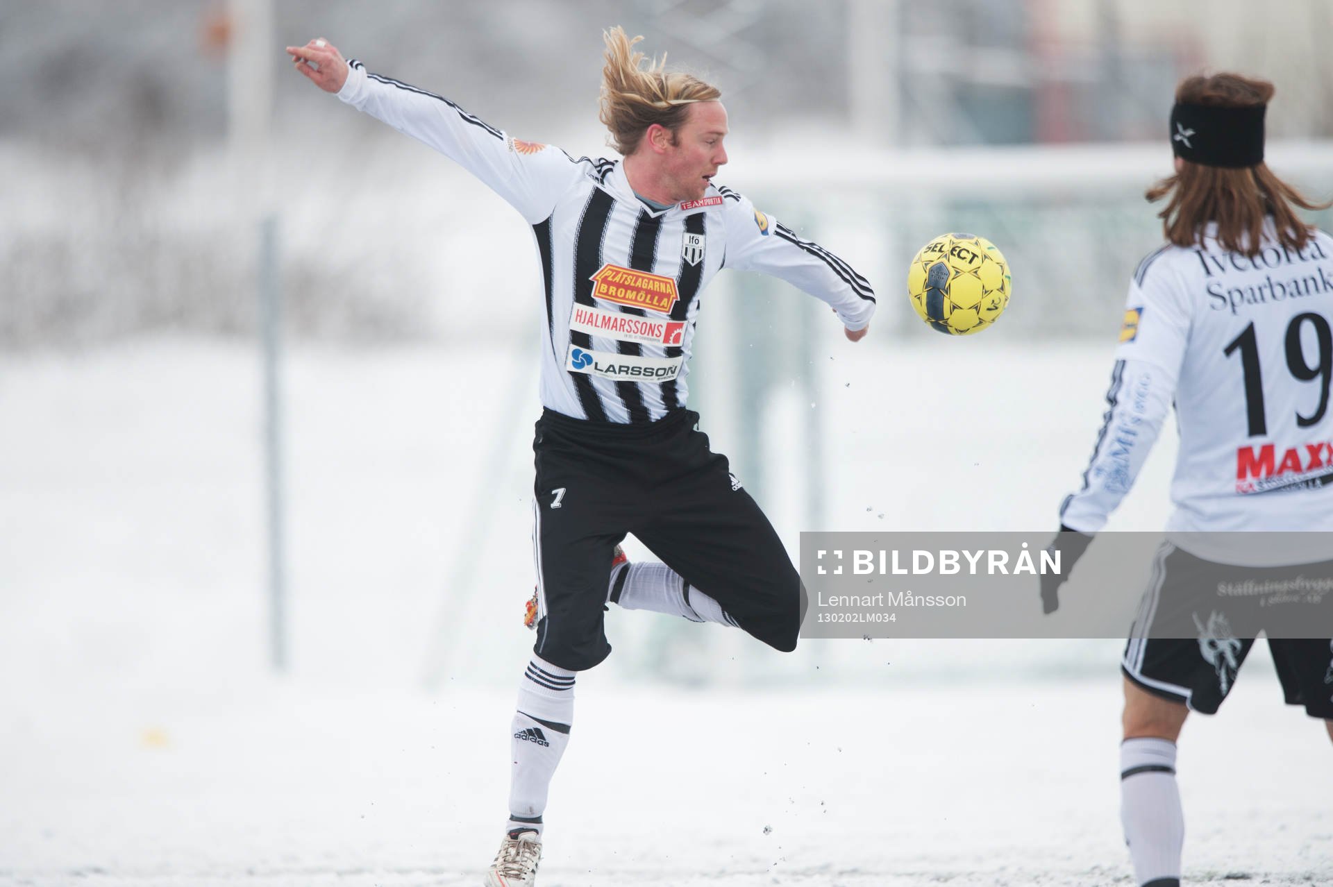 Snö, snöig konstgräsplan. Konstgräs