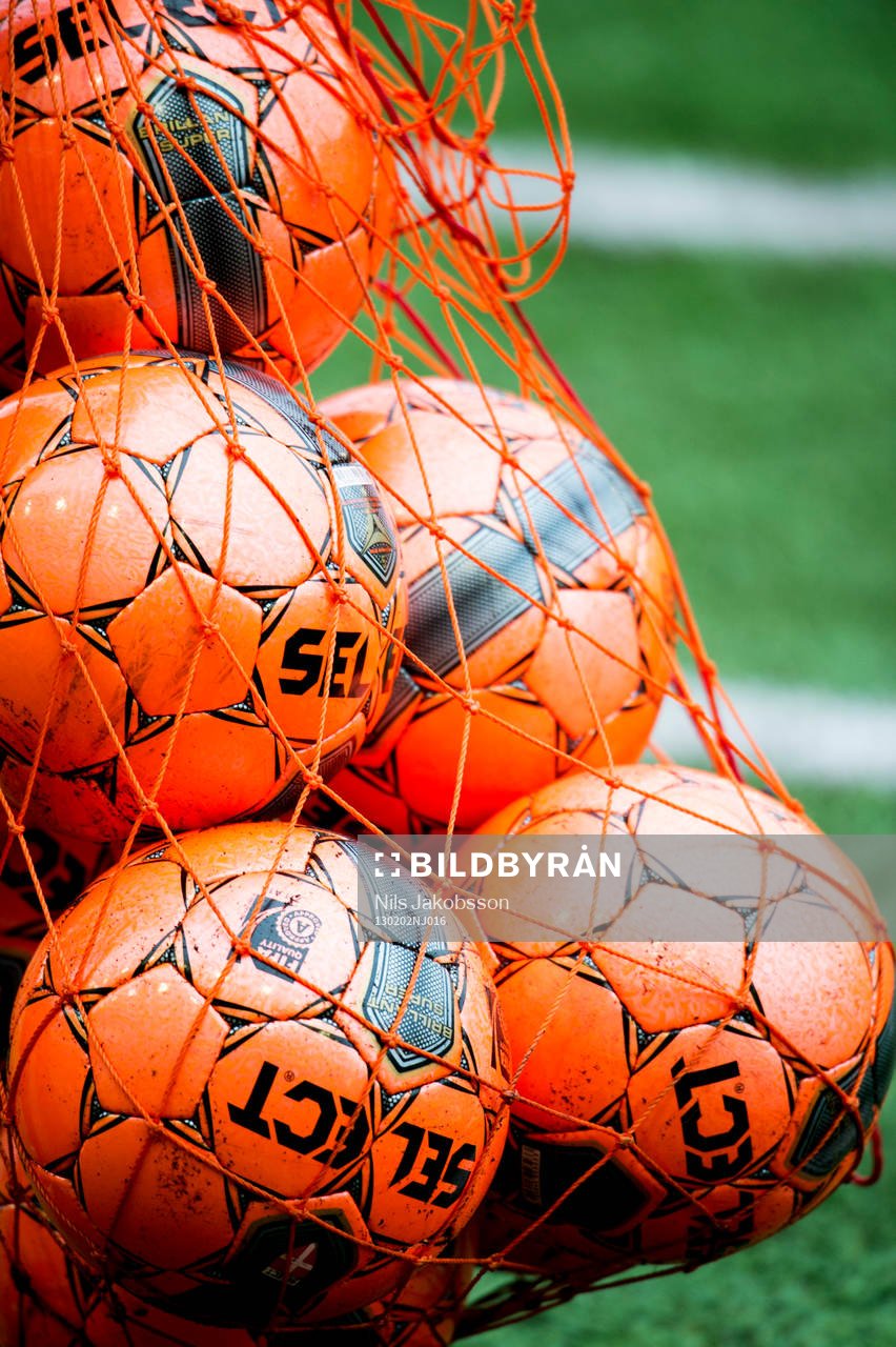Fotboll, allsvenskan, träningsmatch, FC Nordsjaelland - Elfsborg: ett nät med bollar.